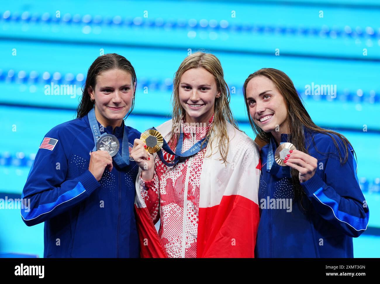 Le canadien Summer McIntosh (au centre), les américaines Katie Grimes (à gauche) et Emma Weyant (à droite) célèbrent avec leurs médailles le médaillé individuel féminin du 400 m à l'aréna la Défense de Paris, le troisième jour des Jeux olympiques de Paris 2024 en France. Date de la photo : lundi 29 juillet 2024. Banque D'Images
