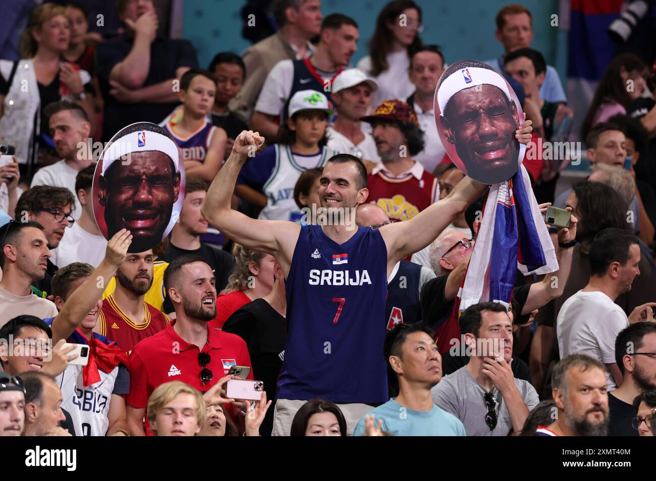 LILLE, FRANCE - JUILLET 28 : supporter de la serbie lors de la phase de groupe de basket-ball masculin - match du groupe C entre la Serbie et les États-Unis lors de la deuxième journée des Jeux Olympiques de Paris 2024 au stade Pierre Mauroy le 28 juillet 2024 à Lille, France. © diebilderwelt / Alamy Stock Banque D'Images