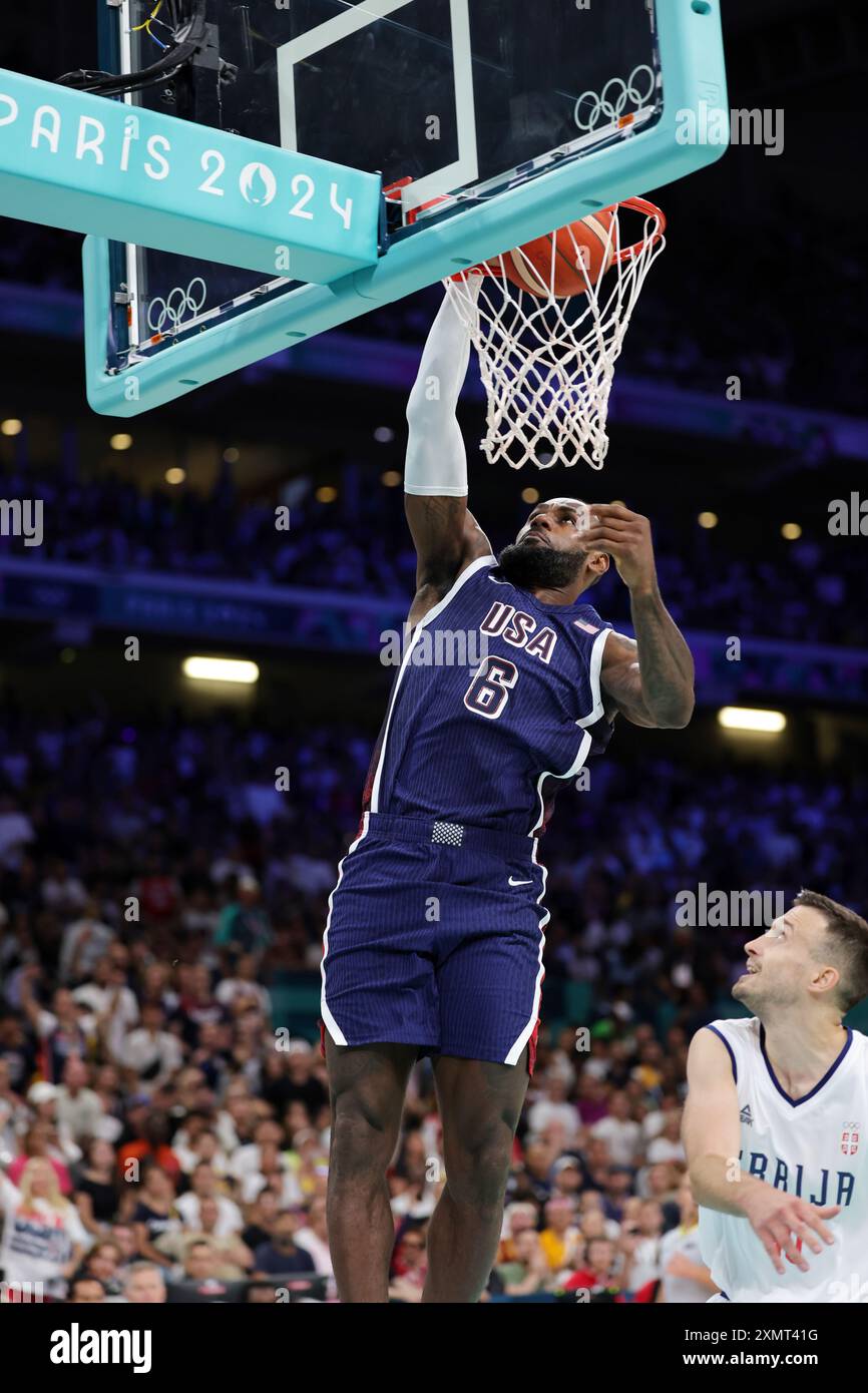LILLE, FRANCE - JUILLET 28 : LeBron James des États-Unis lors de la phase de groupe de basket-ball masculin - match du groupe C entre la Serbie et les États-Unis lors de la deuxième journée des Jeux Olympiques de Paris 2024 au stade Pierre Mauroy le 28 juillet 2024 à Lille, France. © diebilderwelt / Alamy Stock Banque D'Images