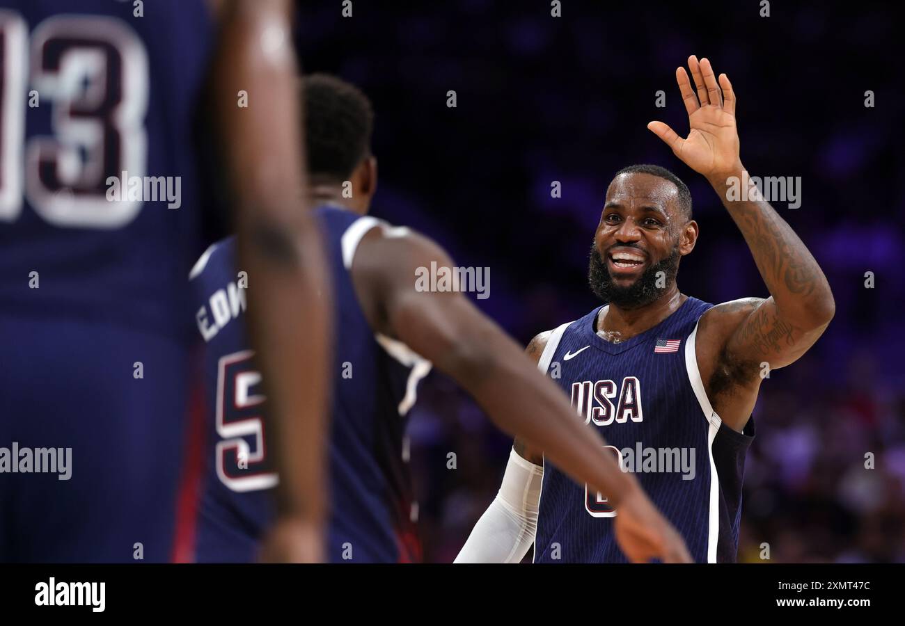LILLE, FRANCE - JUILLET 28 : LeBron James des États-Unis célèbre le match de la phase de Groupe de basket-ball masculin - Groupe C entre la Serbie et les États-Unis le deuxième jour des Jeux Olympiques de Paris 2024 au stade Pierre Mauroy le 28 juillet 2024 à Lille, France. © diebilderwelt / Alamy Stock Banque D'Images