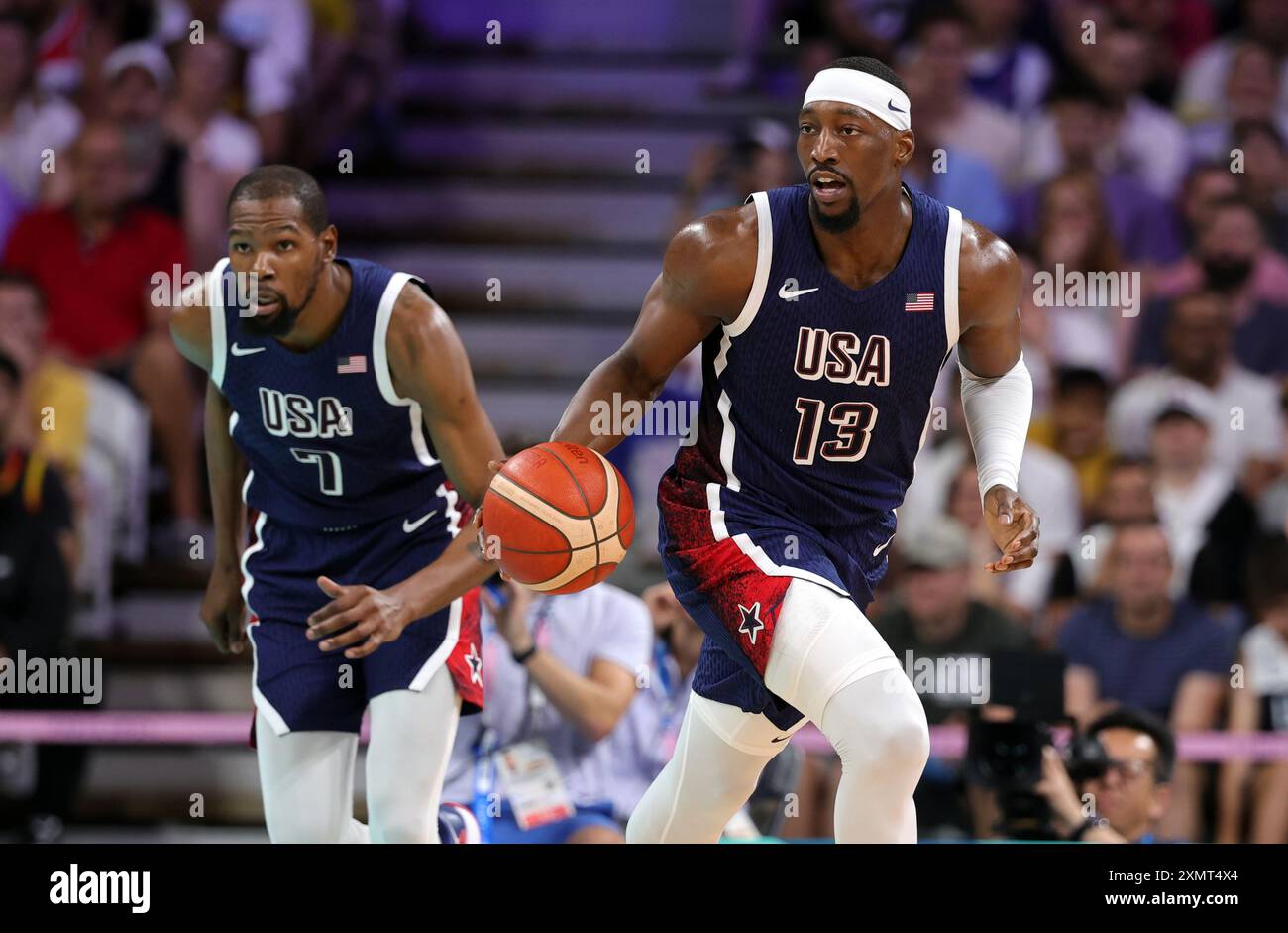 LILLE, FRANCE - JUILLET 28 : Bam Adebayo des États-Unis lors de la phase de groupe de basket-ball masculin - match du groupe C entre la Serbie et les États-Unis lors de la deuxième journée des Jeux Olympiques de Paris 2024 au stade Pierre Mauroy le 28 juillet 2024 à Lille, France. © diebilderwelt / Alamy Stock Banque D'Images