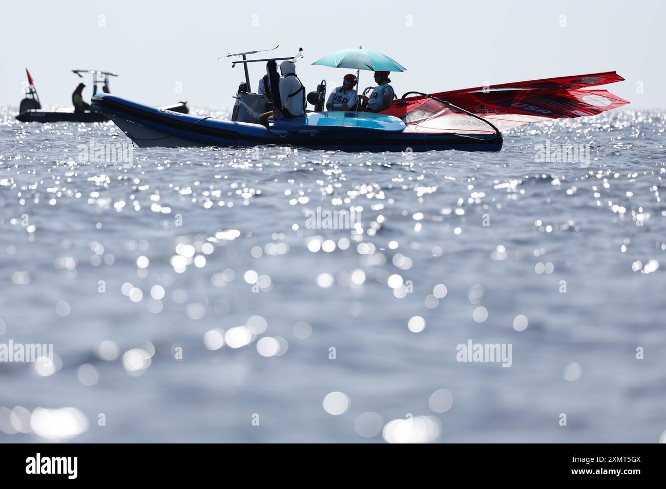 Marseille, France. 29 juillet 2024. Marins d'attente du vent lors des courses de planche à voile aux Jeux Olympiques de Paris 2024 à Marseille, France, 29 juillet 2024. Crédit : Zheng Huansong/Xinhua/Alamy Live News Banque D'Images