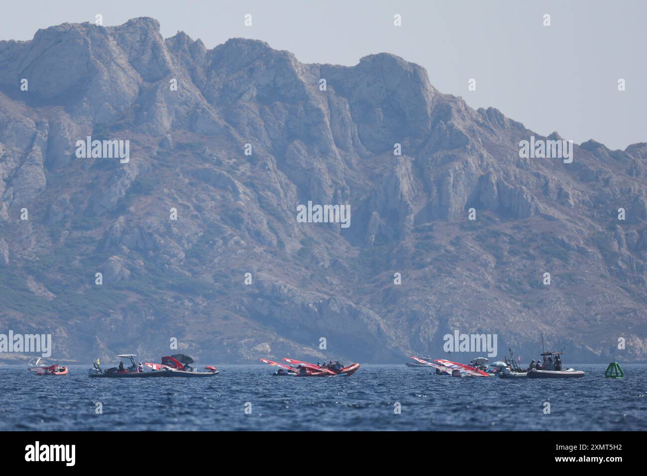 Marseille, France. 29 juillet 2024. Marins d'attente du vent lors des courses de planche à voile aux Jeux Olympiques de Paris 2024 à Marseille, France, 29 juillet 2024. Crédit : Zheng Huansong/Xinhua/Alamy Live News Banque D'Images