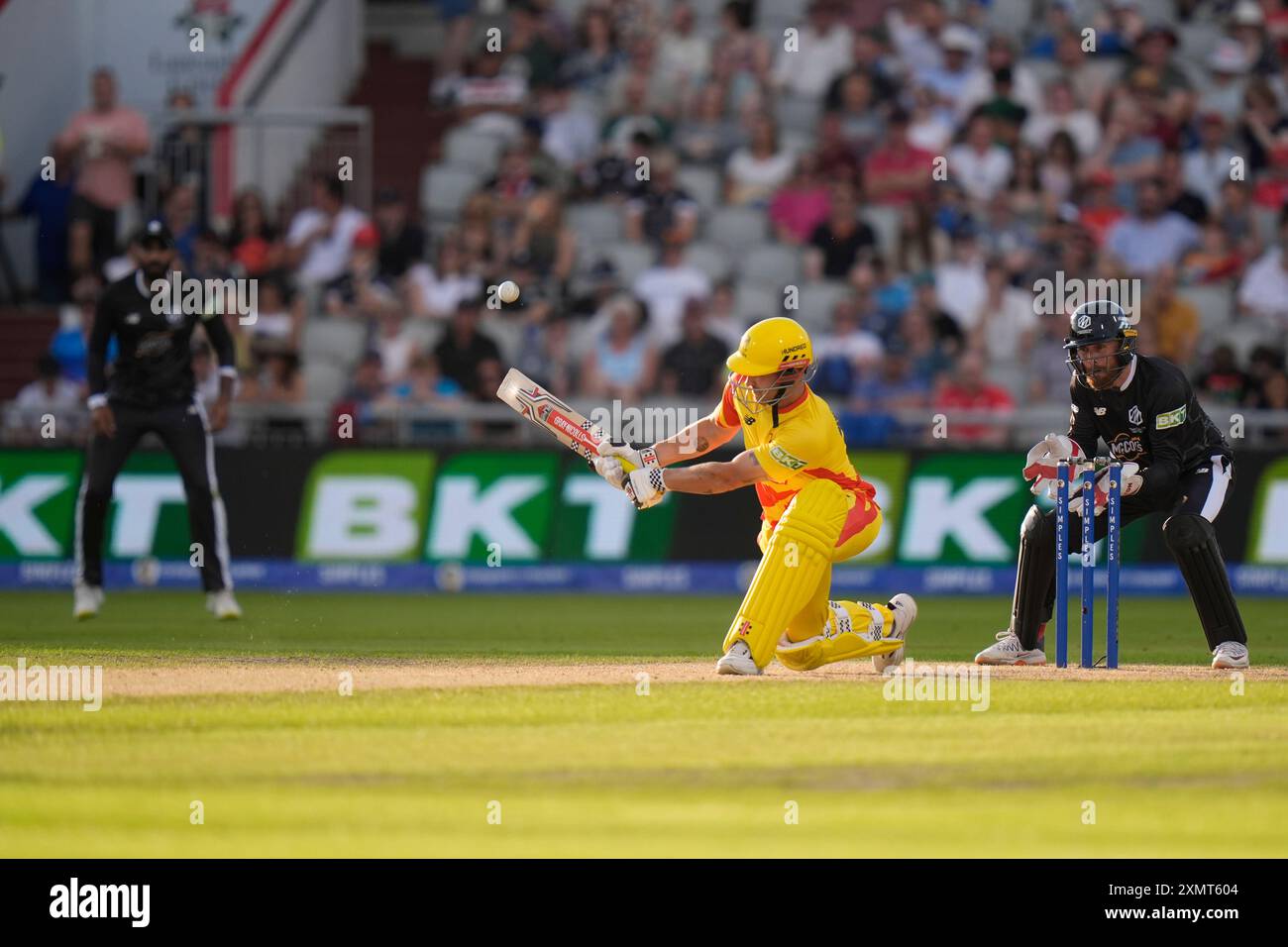 29 juillet 2024 ; Old Trafford Cricket Ground, Manchester, Angleterre ; The Hundred Mens Cricket, Manchester Originals contre Trent Rockets ; Sam Hain de Trent Rockets balaie la balle directement dans les mains d'Usama Mir de Manchester Originals pour être attrapé pour 12 Banque D'Images