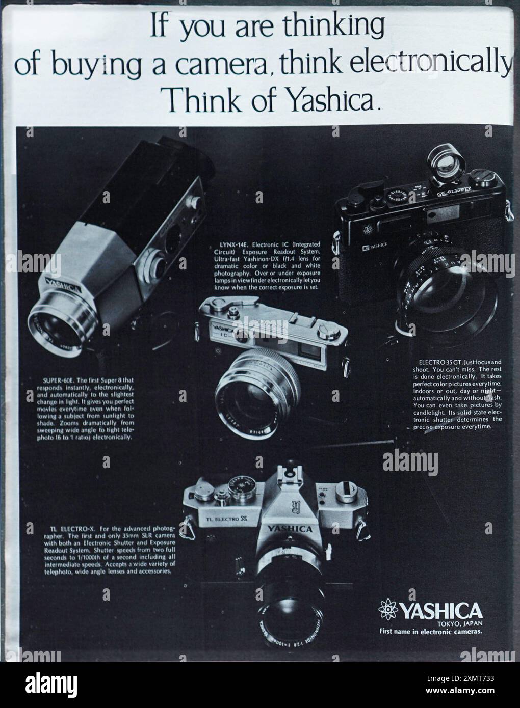 Une publicité classique de 1970 présente différents modèles d'appareils photo Yashica, soulignant leurs caractéristiques et encourageant la photographie électronique. Banque D'Images