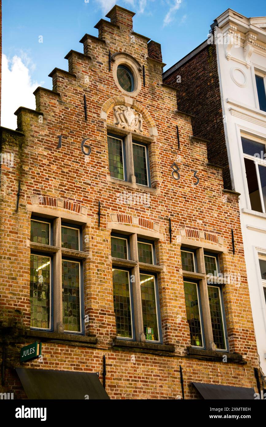 Pignon en brique et fenêtre oculus à Bruges, Belgique. Banque D'Images