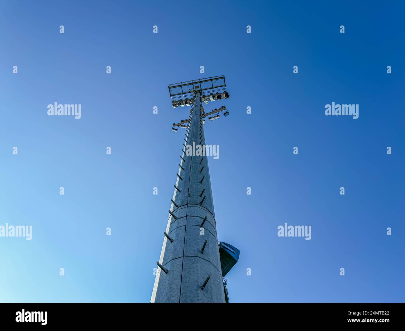 Flutlicht, Stadionbeleuchtung, Sportplatzbeleuchtung, FlutlichtMast, Flutlichtanlage, Sportbeleuchtung, Nachtsport, Flutlichter, Stadion, Beleuchtungssystem, Sportveranstaltung, Spielbeleuchtung, LED-Flutlicht, Flutlichtlampe, Flutlichtstrahler, Nachtspiel, Trainingsbeleuchtung, Spielfeldbeleuchtung, Außenbeleuchtung, Hochmastbeleuchtung, Flutlichtturm, Flutlichtpylon, Flutlichtmasten, Lichtmât, Sportplatzlampen, Flutlichtscheinwerfer, Flutlichtsport, Flutlichtsystem, Stadionlampe, Flutlichtfeld, Flutlichtwettbewerb, Flutlichttraining, Flutlichtspiel, Symbolbild. *** Projecteur, éclairage du stade Banque D'Images