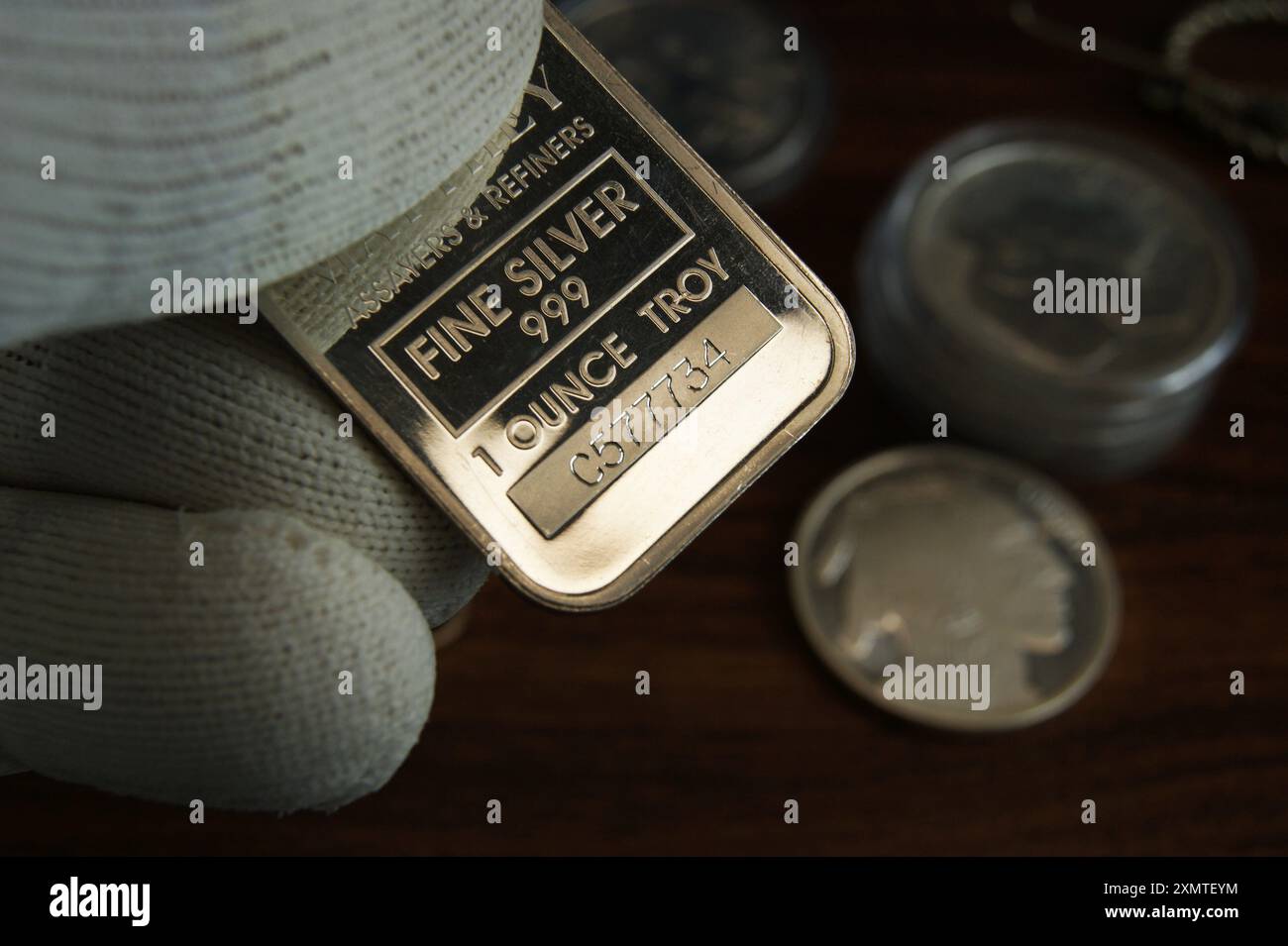 barre d'argent pur de 1 oz avec numéro de série Banque D'Images