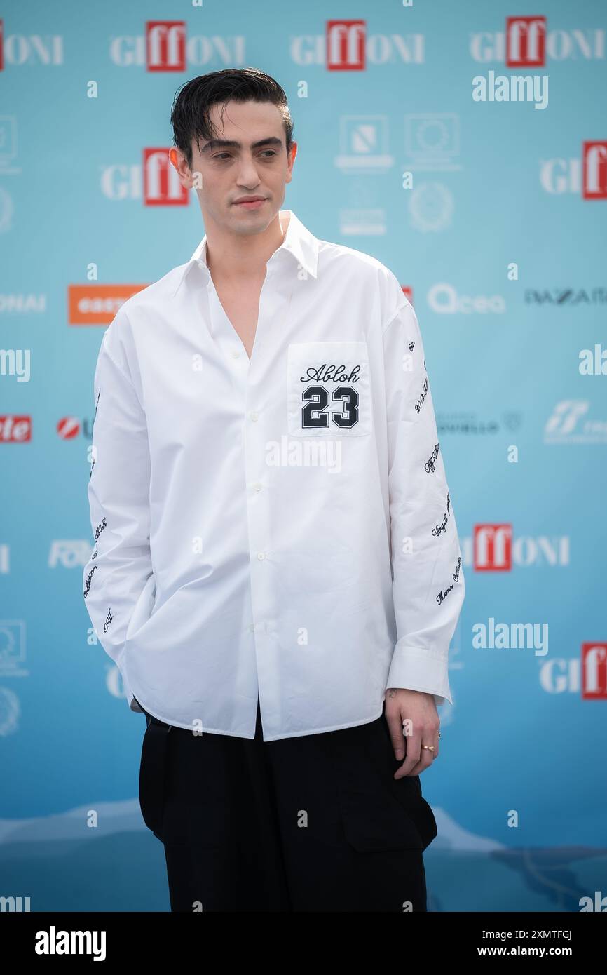 Giffoni Valle Piana, Italie. GIFFONI FILM FESTIVAL 2024 du 19 au 28 juillet 2024 à Giffoni Valle Piana-Italie. L’auteur-compositeur italien Michele Bravi assiste au Photocall au 54e Festival du film de Giffoni 2024 dans Off-White, Fendi (lunettes de soleil) et Givenchy (chaussures). 28 juillet 2024 à Giffoni Valle Piana, Italie crédit : Andrea Guli/Alamy Live News Banque D'Images