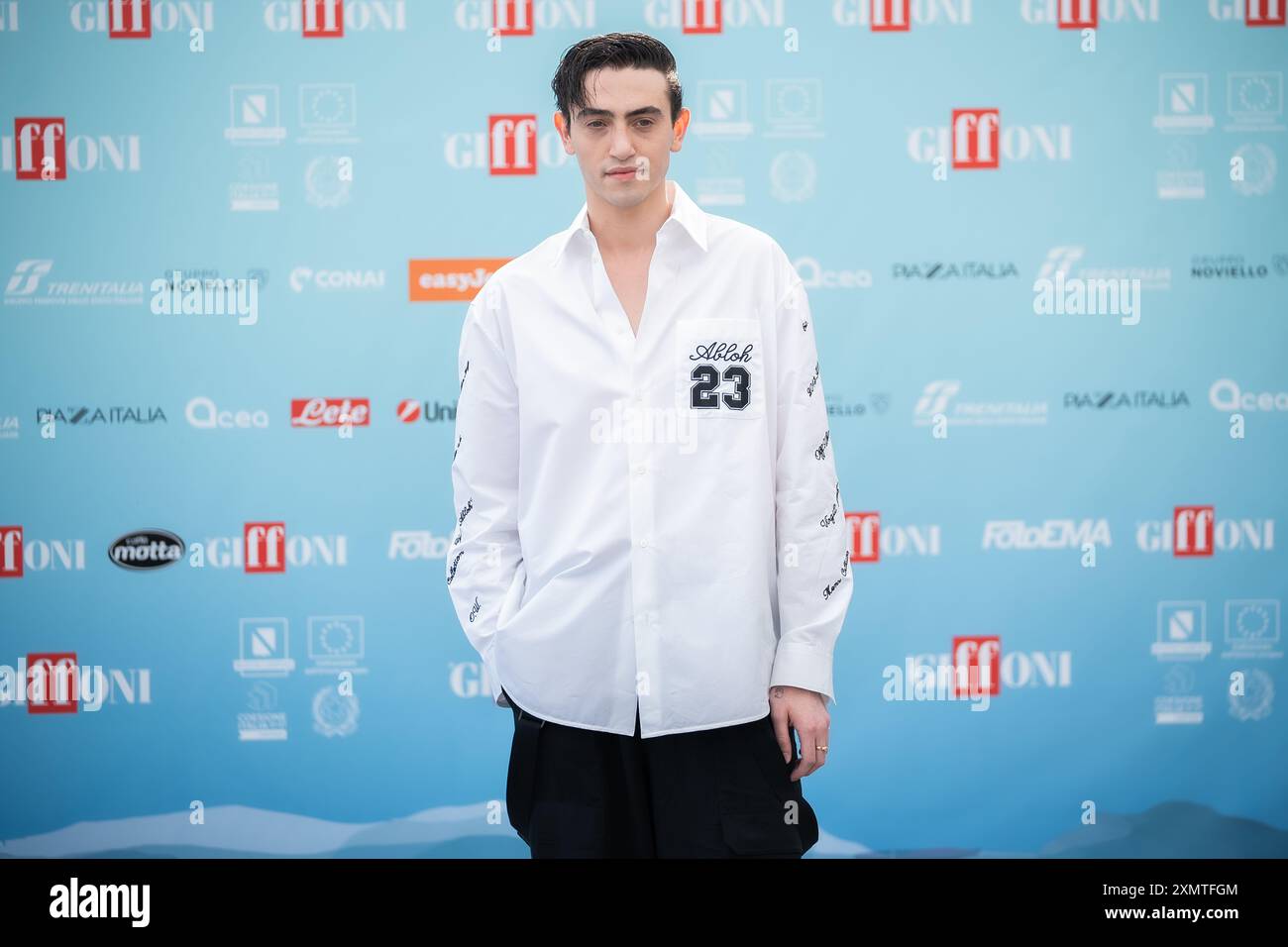 Giffoni Valle Piana, Italie. GIFFONI FILM FESTIVAL 2024 du 19 au 28 juillet 2024 à Giffoni Valle Piana-Italie. L’auteur-compositeur italien Michele Bravi assiste au Photocall au 54e Festival du film de Giffoni 2024 dans Off-White, Fendi (lunettes de soleil) et Givenchy (chaussures). 28 juillet 2024 à Giffoni Valle Piana, Italie crédit : Andrea Guli/Alamy Live News Banque D'Images