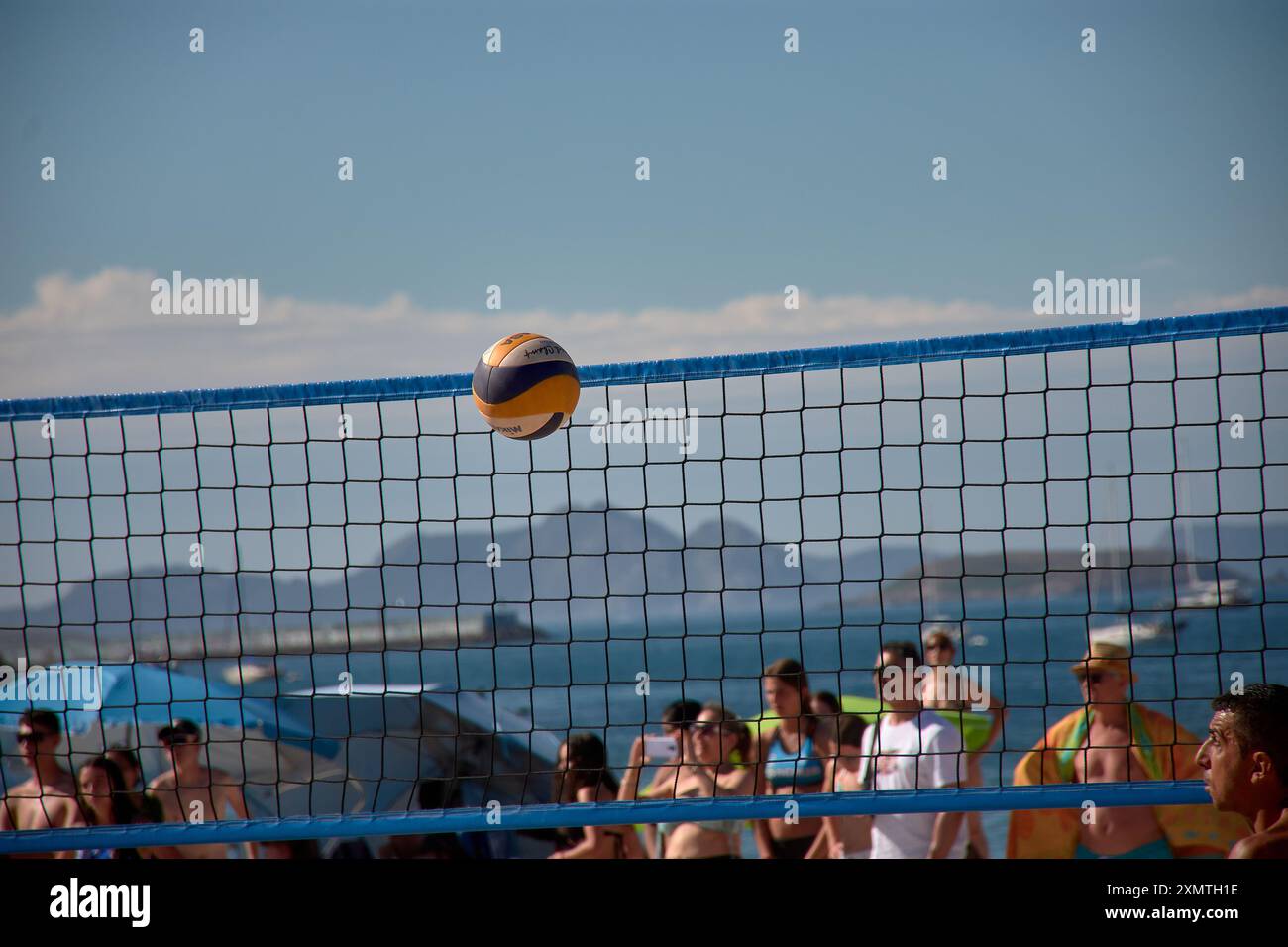 Un moment plein d'action du tournoi de Beach volley 3x3 Ladeira à Baiona capture un ballon de volley-ball volant dans les airs. La scène dynamique salut Banque D'Images