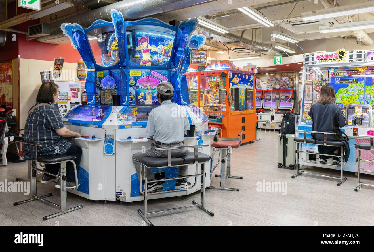 Nakano, Japon - 24 mai 2024 : les gens jouent à Pachinko dans une arcade japonaise. Machine à sous Banque D'Images