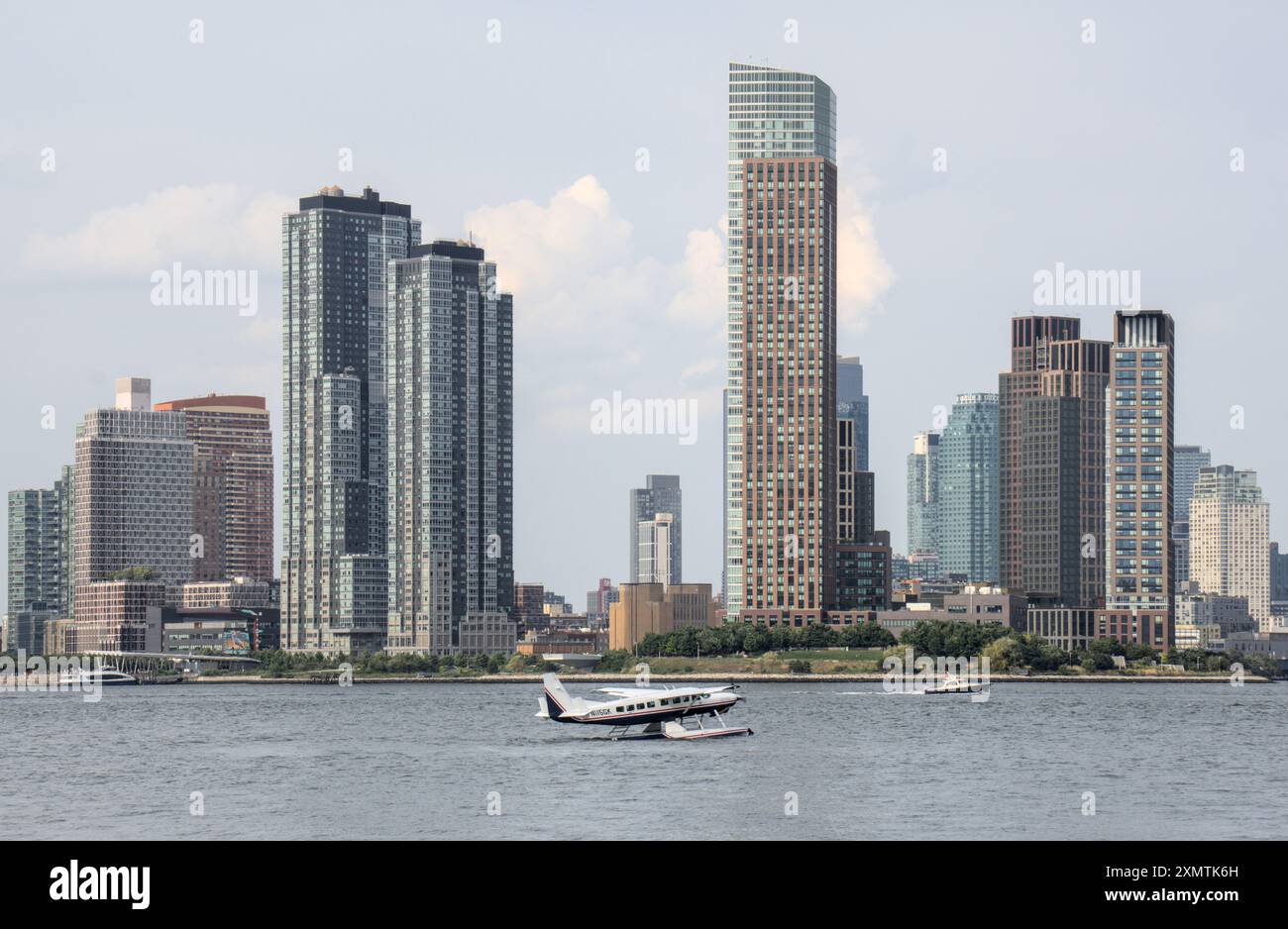 New York, NY - 23 juin 2024 : hydravion de Bremont sur l'eau dans la rivière East, New York. Banque D'Images