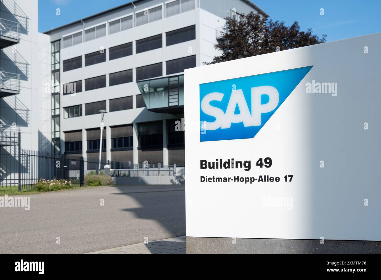 Logo SAP se affiché bien en vue sur la façade du siège social moderne, le campus SAP Corporate, symbolisant le leadership mondial de l'industrie des logiciels, Wall Banque D'Images