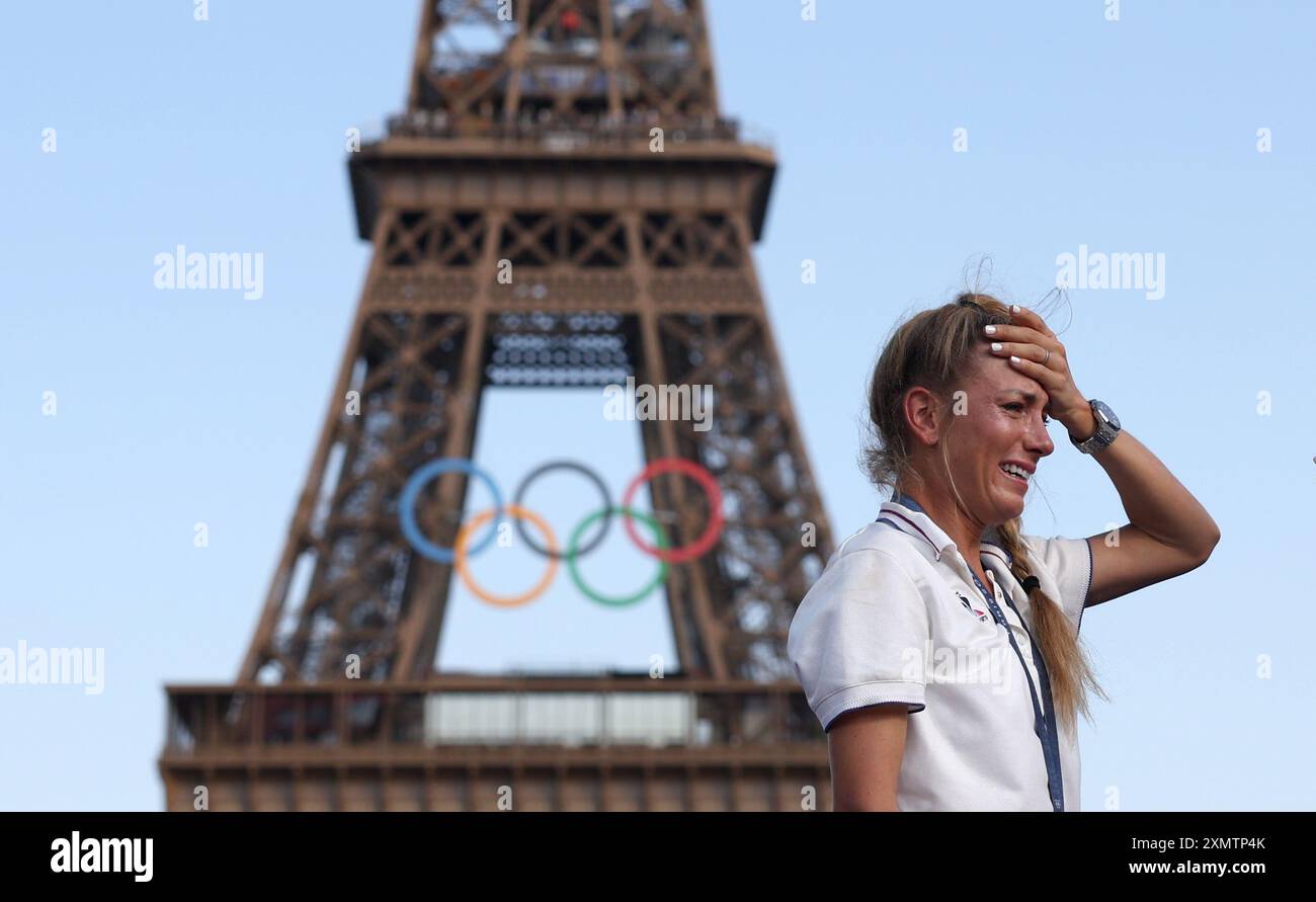 Paris, France. 29 juillet 2024. La médaillée d’or Pauline Ferrand Prevot, de France, pleure au Parc des Champions pour les Jeux Olympiques de Paris 2024 à Paris, France, le 29 juillet 2024. Crédit : Li Ying/Xinhua/Alamy Live News Banque D'Images