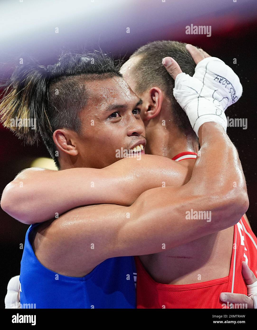 Paris, France. 29 juillet 2024. Bazarbay Uulu Mukhammedsabyr (rouge) du Kazakhstan Hugs Chu en Lai du Taipei chinois après la ronde préliminaire masculine de boxe de 63 kg du 16e match des Jeux Olympiques de Paris 2024 à Paris, France, le 29 juillet 2024. Crédit : Jiang Wenyao/Xinhua/Alamy Live News Banque D'Images