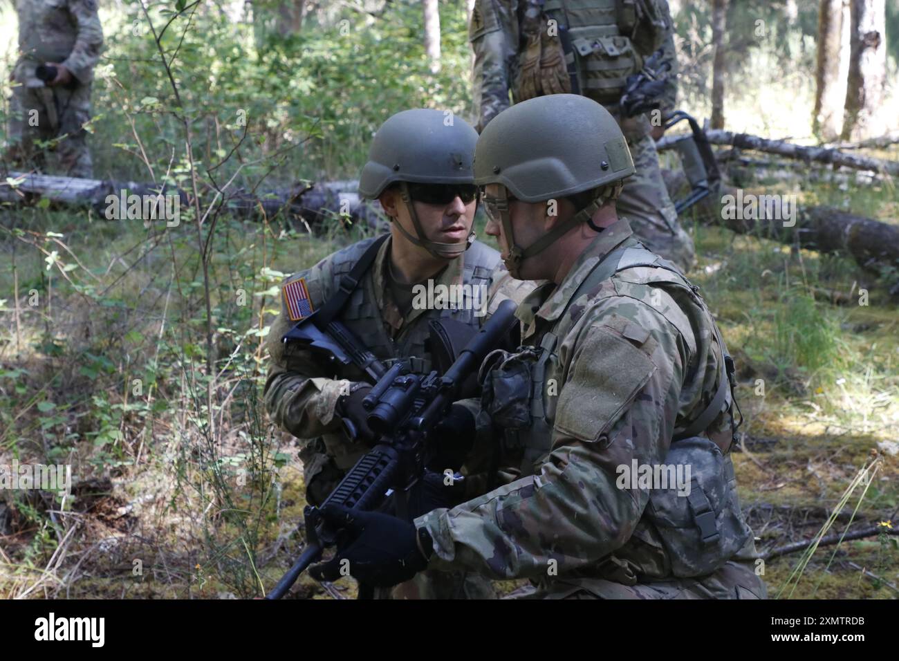 Les candidats officiers de l'armée américaine exécutent des exercices de combat de base au cours d'un exercice d'entraînement situationnel dans le cadre de la phase III de l'école des candidats officiers (OCS) à la base interarmées Lewis-McChord, Washington, le 24 juillet 2024. La phase III de l'OCS est l'événement culminant organisé par le 205e Institut régional de formation pour les candidats officiers afin de tester leurs capacités de leadership et de pensée critique avant d'être mis en service comme deuxièmes lieutenants dans l'armée américaine. (Photo de la Garde nationale de l'armée américaine par le sergent d'état-major Patrick Sjoding) Banque D'Images