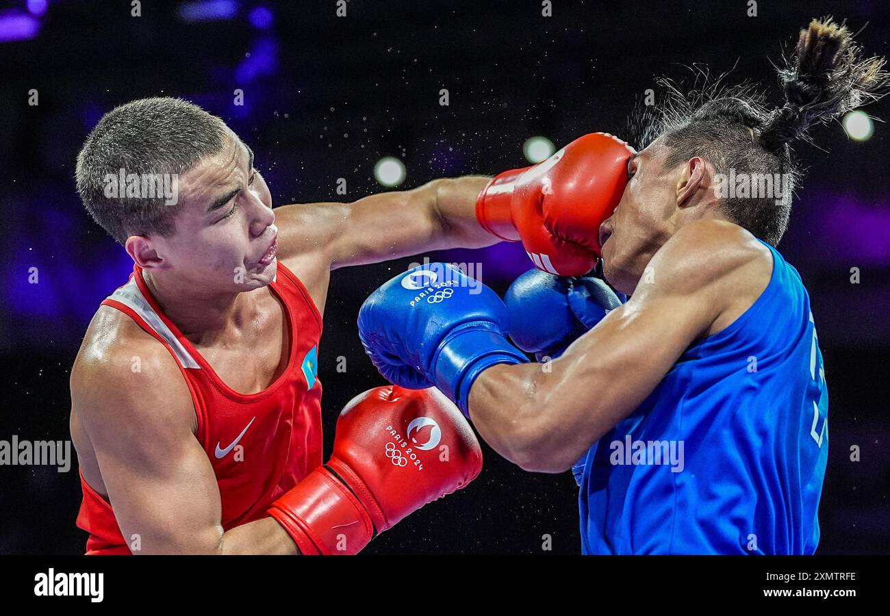 Paris, France. 29 juillet 2024. Bazarbay Uulu Mukhammedsabyr (rouge) du Kazakhstan concourt contre Chu en Lai du Taipei chinois lors de la ronde préliminaire masculine de boxe de 63 kg du 16e match des Jeux Olympiques de Paris 2024 à Paris, France, le 29 juillet 2024. Crédit : Jiang Wenyao/Xinhua/Alamy Live News Banque D'Images