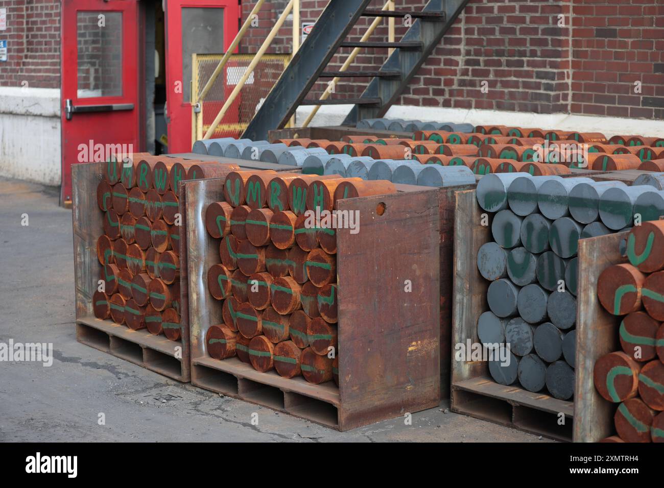 Les billettes coupées sont entreposées en attendant le processus de chauffage à (photo de l'armée américaine, usine de munitions de l'armée de Scranton, par Eben Boothby, U.S. Army Material Command) Banque D'Images