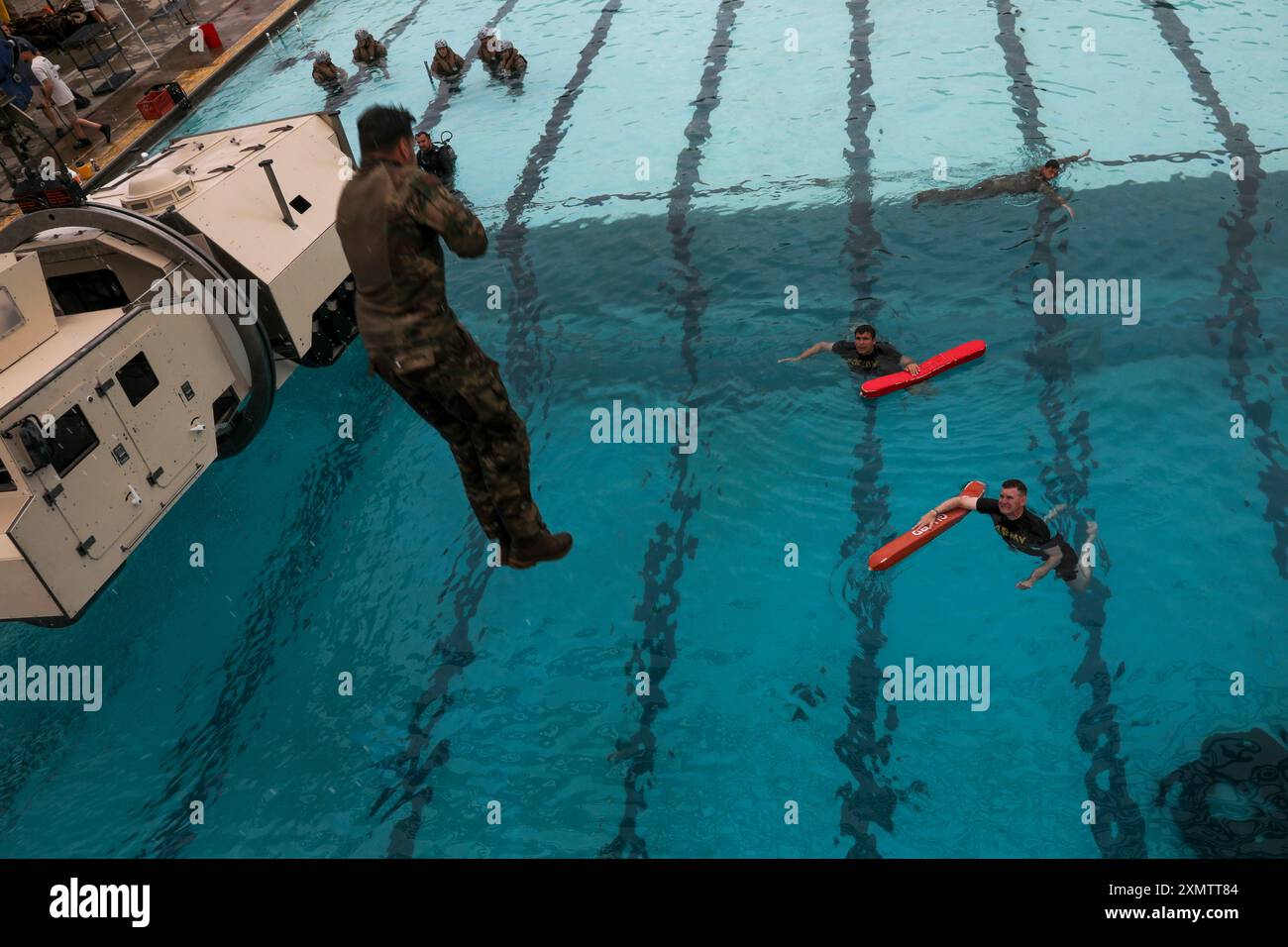 Un soldat de l'armée américaine affecté à l'équipe de combat de la 79e brigade d'infanterie de la Garde nationale de Californie plonge dans une piscine tout en bandant les yeux pendant l'entraînement annuel au Camp Pendleton, Calif, le 17 juillet 2024. Au cours de l’entraînement annuel, le 79e IBCT a procédé à une évaluation des gardes pour déterminer l’état de préparation des soldats pour l’école des gardes. (Photo de l'armée américaine par William Griffen) Banque D'Images