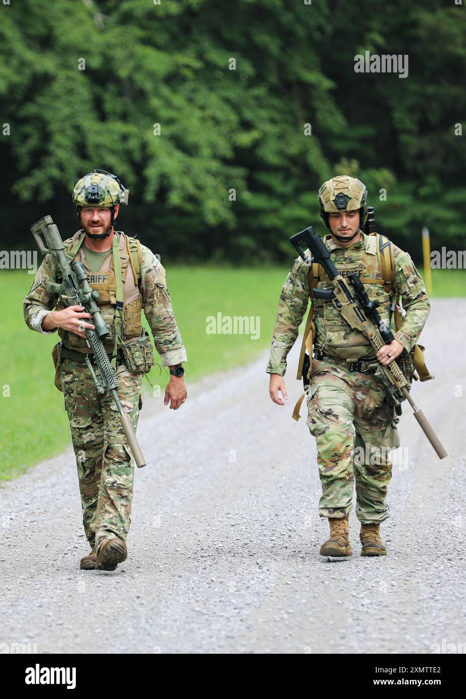 Les membres du département du shérif du comté de Montgomery participent au Range estimation/ Cold bore match pendant le Tennessee's Adjutant General Sniper match le 27 juillet au site d'entraînement des volontaires de Tullahoma. L'équipe a reçu le prix Top Law Enforcement. (Photo de la Garde nationale de l'armée américaine par le sergent Kalina Hyche) Banque D'Images