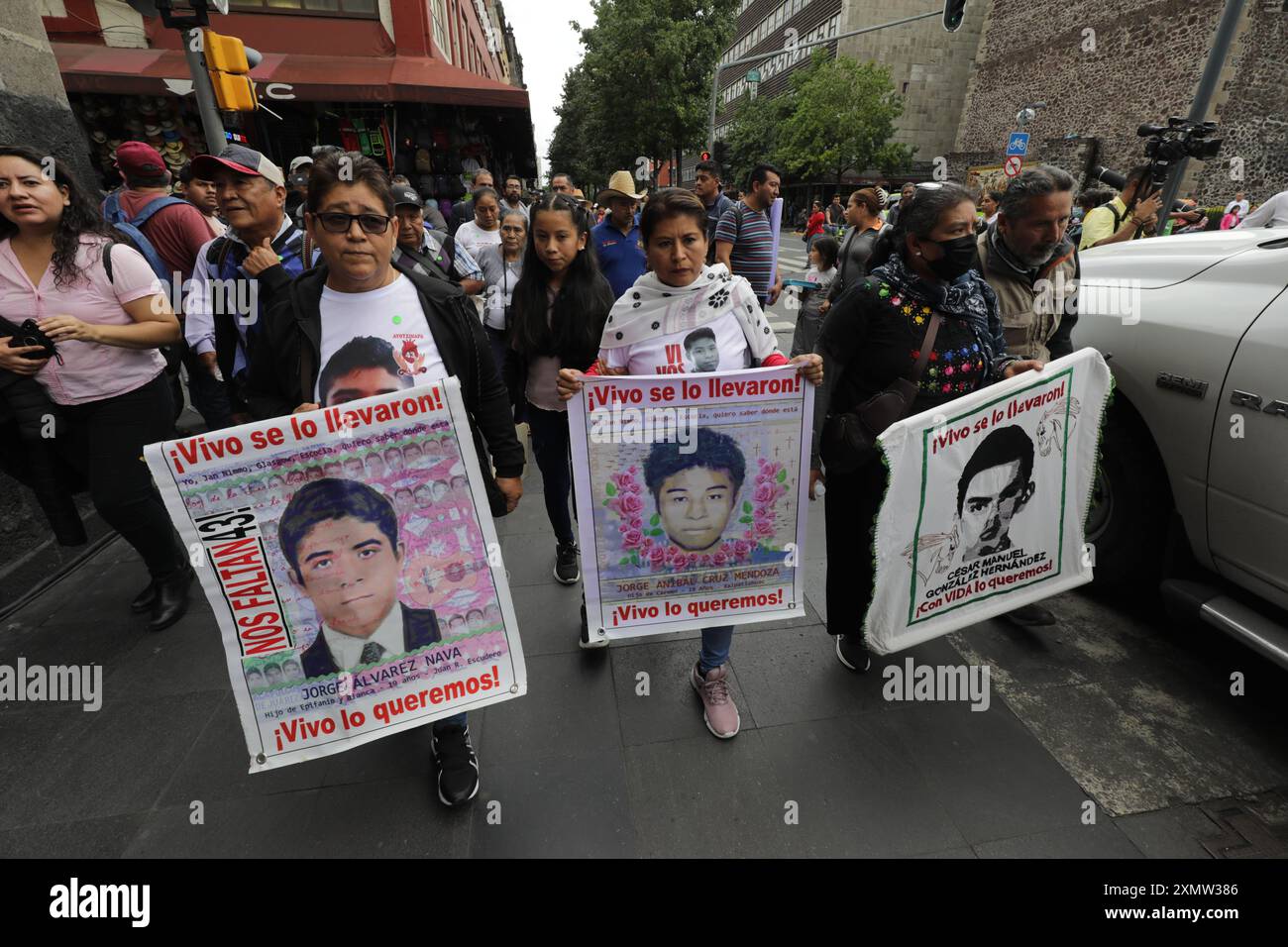 Mexico, Mexique. 29 juillet 2024. Les proches des victimes des 43 élèves disparus de l'école normale rurale Isidro Burgos, qui fréquentent le Musée de Mexico pour tenir une réunion avec la présidente entrante du Mexique Claudia Sheinbaum Pardo. Le 29 juillet 2024 à Mexico, Mexique. (Photo de Ian Robles/ crédit : Eyepix Group/Alamy Live News Banque D'Images