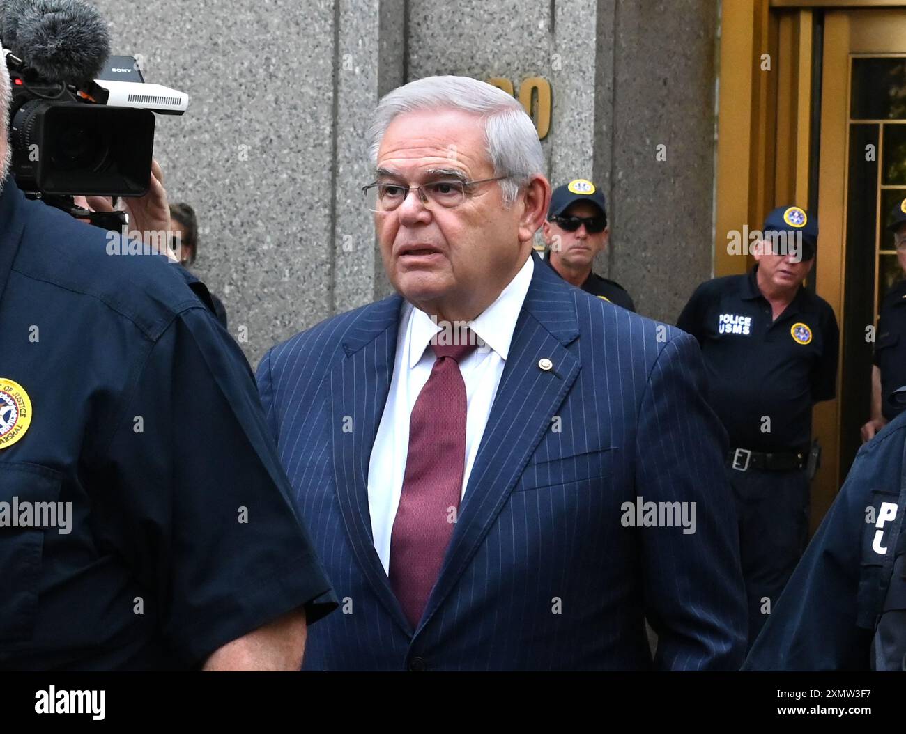 New York, États-Unis. 16 juillet 2024. Le sénateur américain Bob Menendez (d-NJ) quitte la cour fédérale de Manhattan le mardi 16 juillet 2024 à New York. Menéndez a été reconnu coupable de toutes les accusations après un peu plus de 2 jours de délibérations. Menéndez et son épouse Nadine ont été accusés d'avoir pris des pots-de-vin de lingots d'or, une voiture de luxe et de l'argent liquide en échange de l'utilisation de sa position pour aider le gouvernement égyptien et d'autres actes de corruption selon un acte d'accusation. Photo/ Louis Lanzano/Sipa USA crédit : Sipa USA/Alamy Live News Banque D'Images