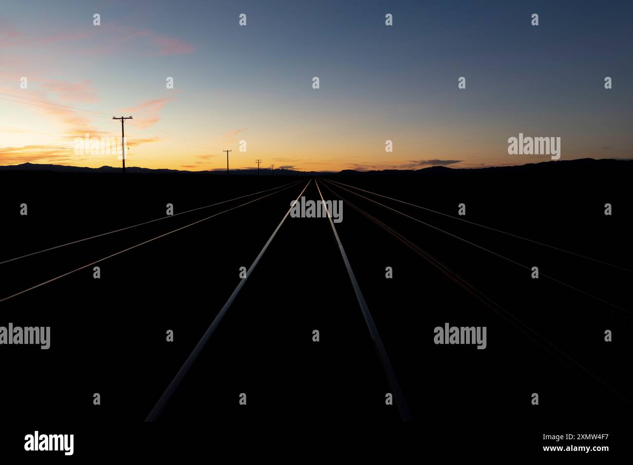 Voies ferrées toute la nuit. Banque D'Images