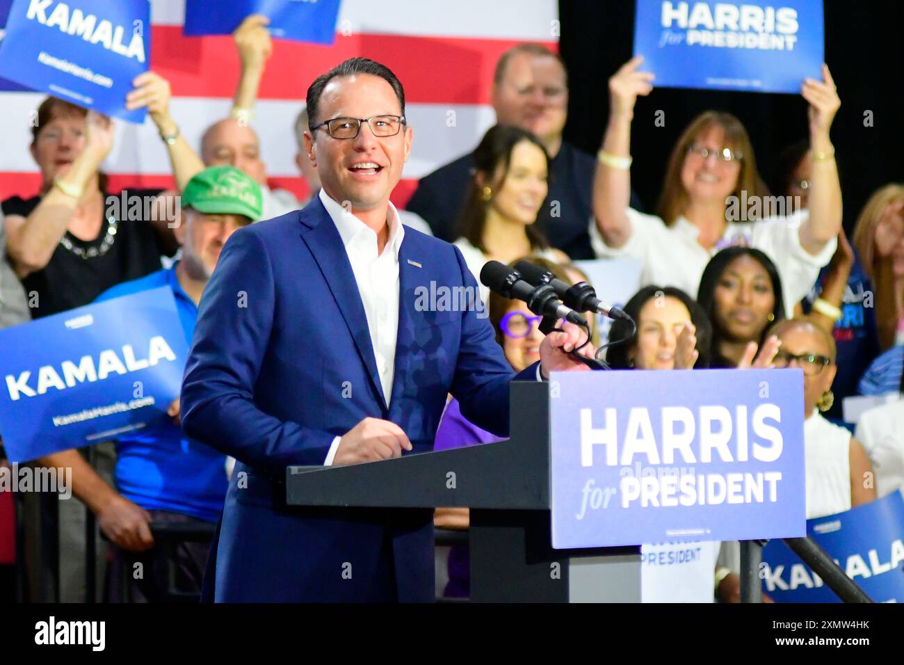 Le gouverneur Josh Shapiro, rejoint par le gouverneur Gretchen Whitmer, monte sur scène pour un rassemblement en soutien à Kamala Harris, en tête d'affiche par les gouverneurs de Pennsylvanie et du Michigan, le 29 juillet 2024 à Lower Gwynned, PA, États-Unis. Crédit : OOgImages/Alamy Live News Banque D'Images