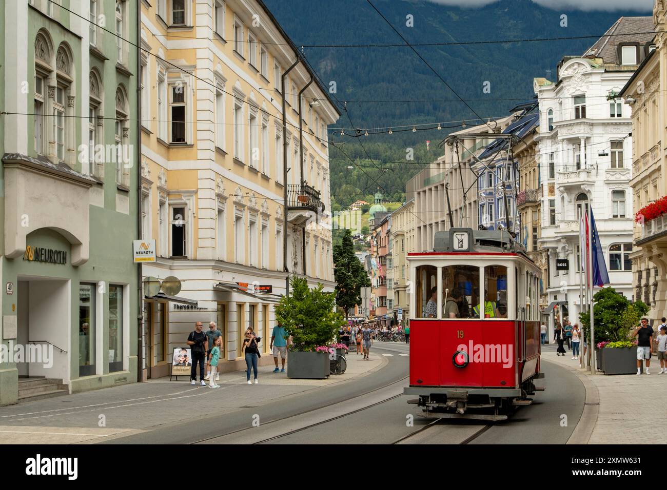 Tram à Maria-Theresien Strasse, Innsbruck, Autriche Banque D'Images