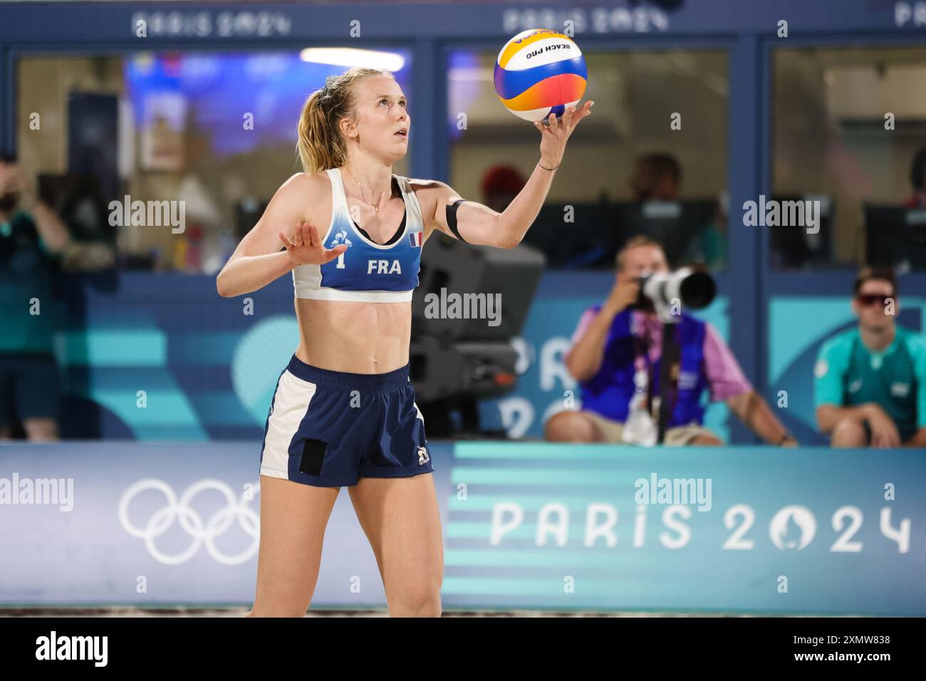 Paris, France, 29 juillet 2024. Lezana placate, de France, participe aux tours préliminaires de Beach volley de WomenÕs lors du match des Jeux Olympiques de Paris 2024 entre Lezana placate et Alexia Richard, Laura Ludwig et Louisa Lippmann, d'Allemagne, au stade de la Tour Eiffel le 29 juillet 2024 à Paris, France. Crédit : Pete Dovgan/Speed Media/Alamy Live News Banque D'Images