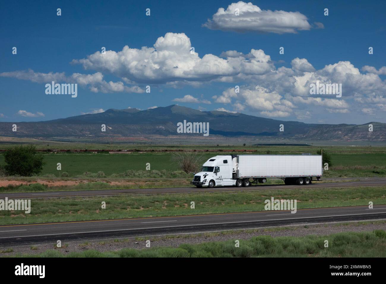 Image nette d'un camion blanc vierge de remorque de tracteur conduisant sur l'interstate 40 au Nouveau-Mexique Banque D'Images