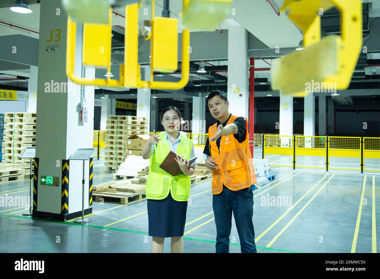 NANTONG, CHINE - 8 JUILLET 2024 - le directeur de compte du département des affaires de la succursale de Tongzhou de la China construction Bank visite Manufacture Banque D'Images