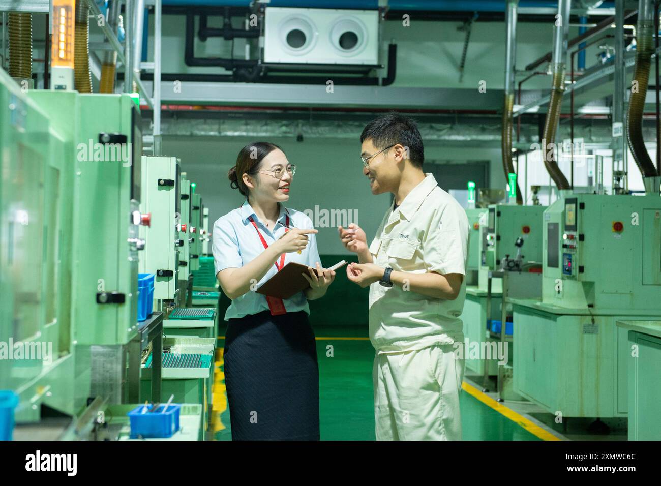 NANTONG, CHINE - 8 JUILLET 2024 - le directeur de compte du département des affaires de la succursale de Tongzhou de la China construction Bank visite Manufacture Banque D'Images