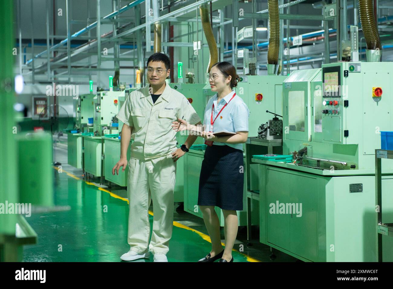 NANTONG, CHINE - 8 JUILLET 2024 - le directeur de compte du département des affaires de la succursale de Tongzhou de la China construction Bank visite Manufacture Banque D'Images