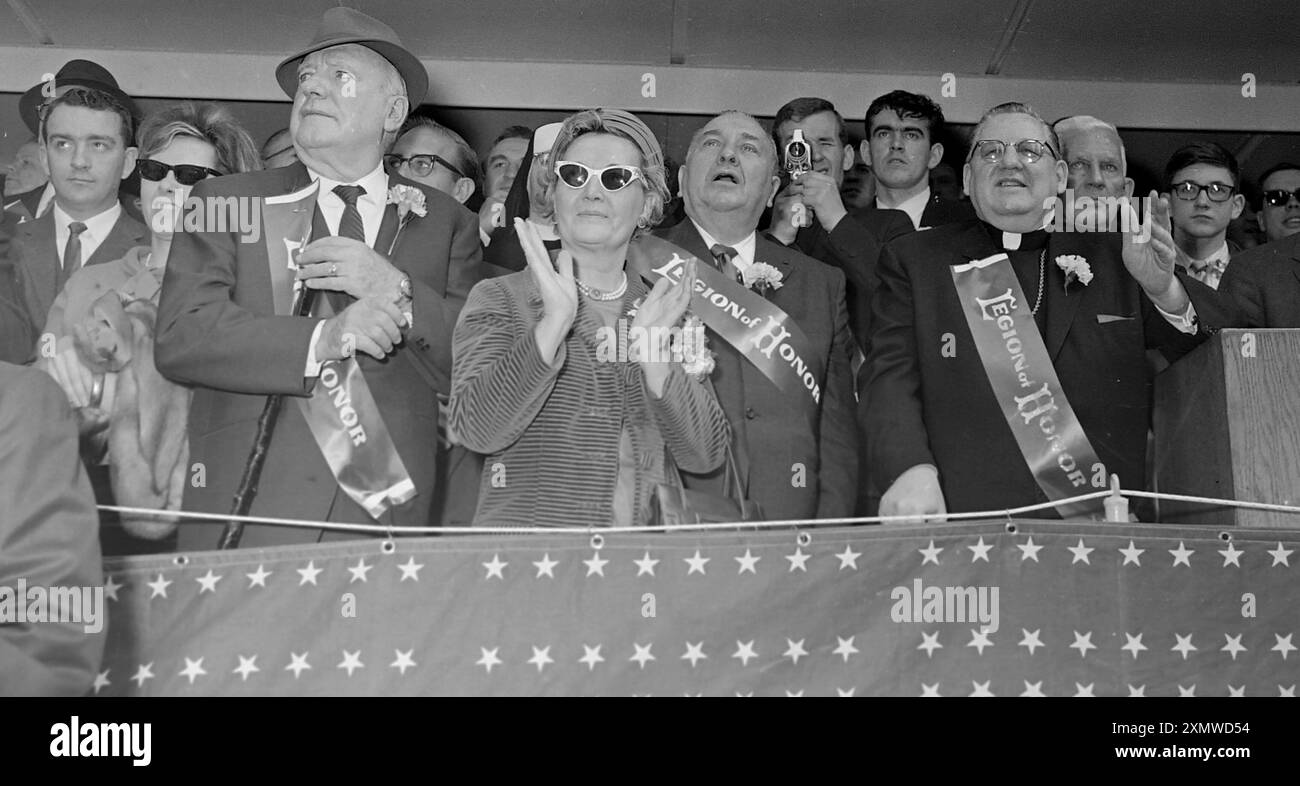 Chicago Richard J. Daley est montré sur le stand de révision lors d'un défilé de Patricks Day dans les années 1960 Banque D'Images