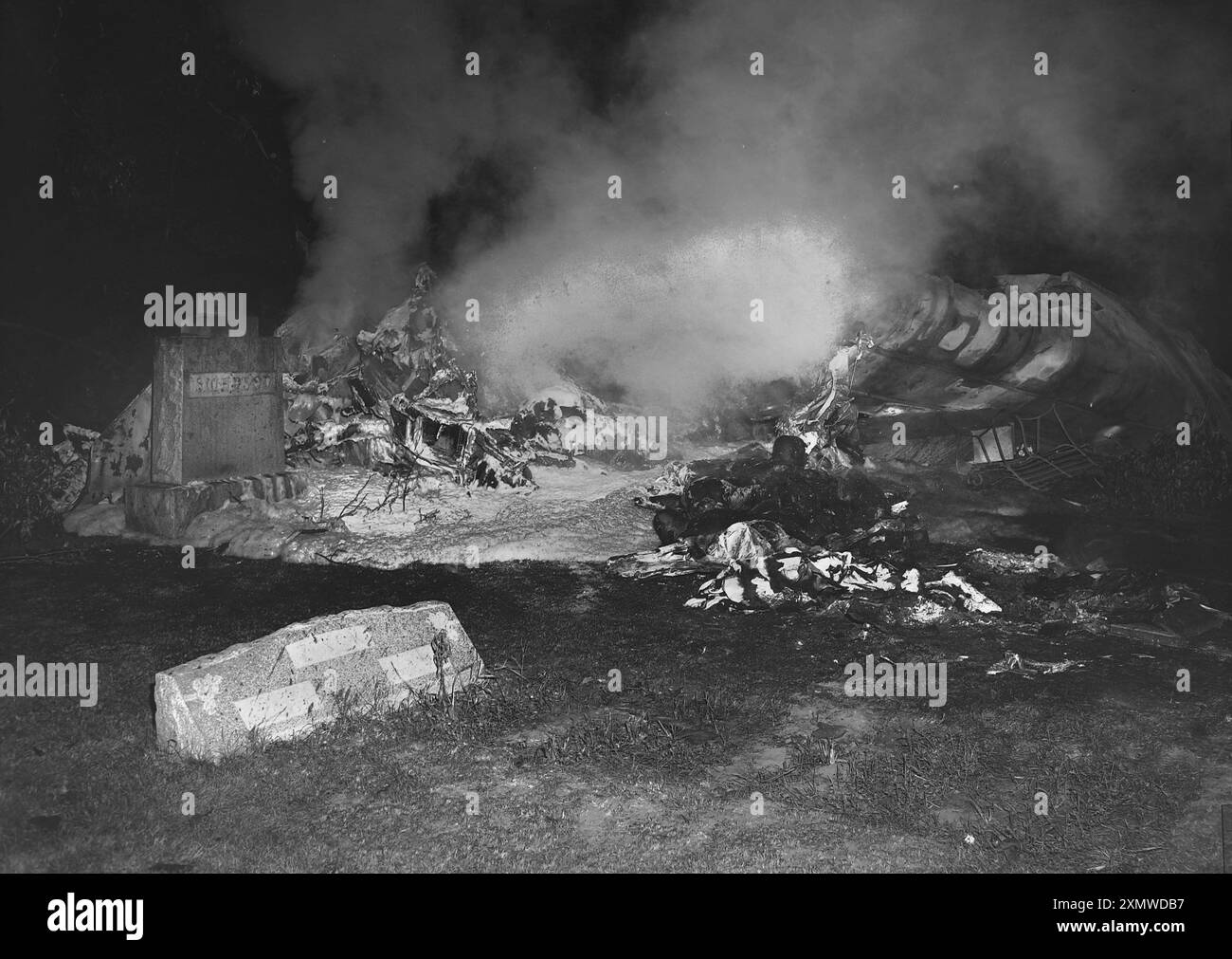 Scène d'accident d'hélicoptère au cimetière Forest Home près de l'aéroport Midway de Chicago en 1960. Banque D'Images