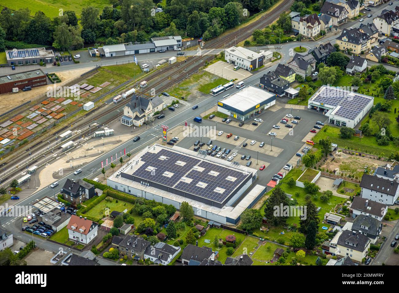 Luftbild, Einkaufszentrum Bahnhofstraße mit Rewe Supermarkt und Solardach, Takko fashion und KK Schuhe, Bahnhof Bad Laasphe und Bahnhofsgebäude, Neubau Polizeiwache, Bad Laasphe, Wittgensteiner Land, Rhénanie du Nord-Westphalie, Deutschland ACHTUNGxMINDESTHONORARx60xEURO *** vue aérienne, centre commercial Bahnhofstraße avec supermarché Rewe et toit solaire, mode Takko et chaussures K K K, gare de Bad Laasphe et bâtiment de la gare, nouveau poste de police, Bad Laasphe, Wittgensteiner Land, Rhénanie du Nord-Westphalie, Allemagne ACHTUNGxMINDESTHONORARx60xEURO Banque D'Images