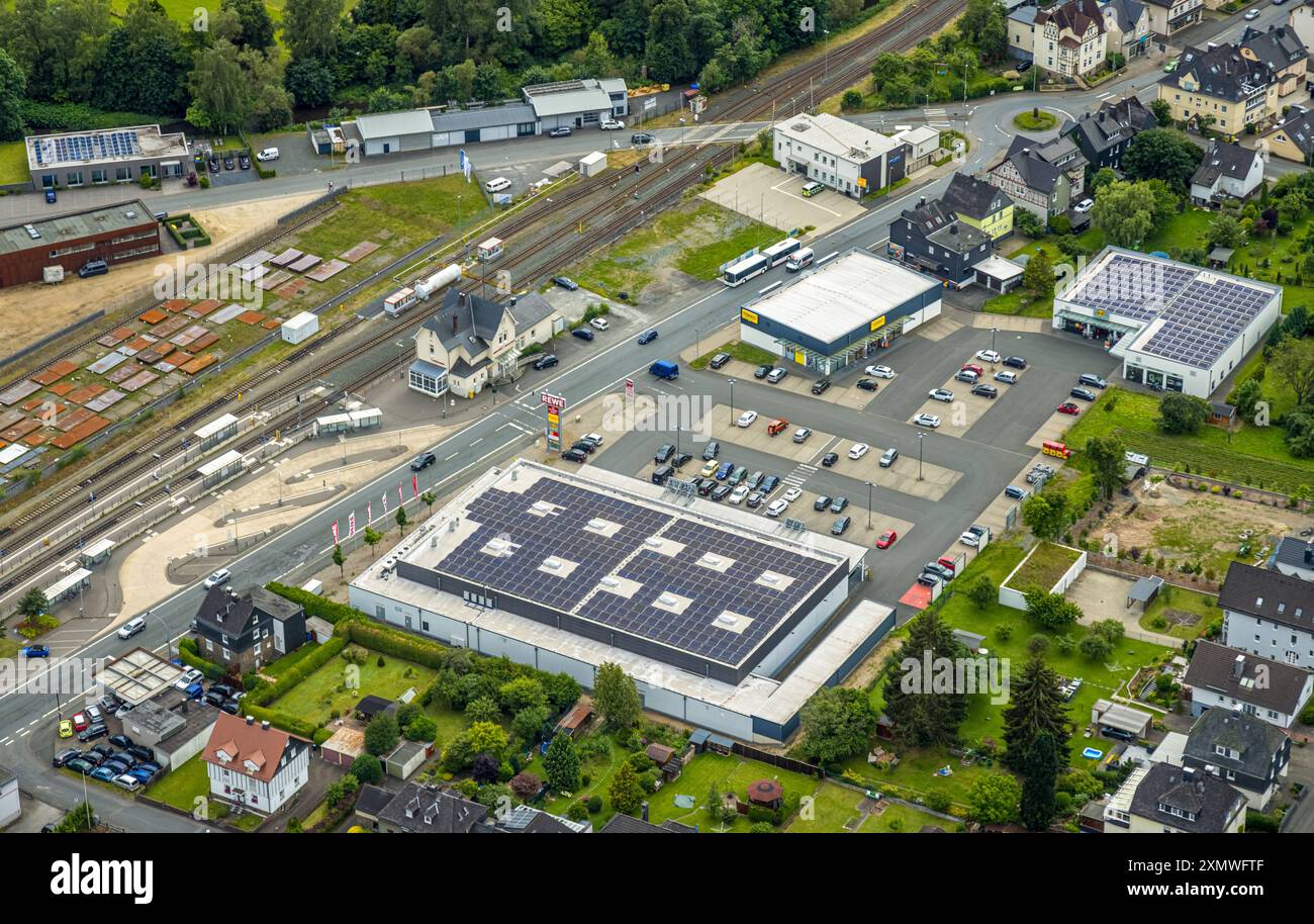 Luftbild, Einkaufszentrum Bahnhofstraße mit Rewe Supermarkt und Solardach, Takko fashion und KK Schuhe, Bahnhof Bad Laasphe und Bahnhofsgebäude, Neubau Polizeiwache, Bad Laasphe, Wittgensteiner Land, Rhénanie du Nord-Westphalie, Deutschland ACHTUNGxMINDESTHONORARx60xEURO *** vue aérienne, centre commercial Bahnhofstraße avec supermarché Rewe et toit solaire, mode Takko et chaussures K K K, gare de Bad Laasphe et bâtiment de la gare, nouveau poste de police, Bad Laasphe, Wittgensteiner Land, Rhénanie du Nord-Westphalie, Allemagne ACHTUNGxMINDESTHONORARx60xEURO Banque D'Images