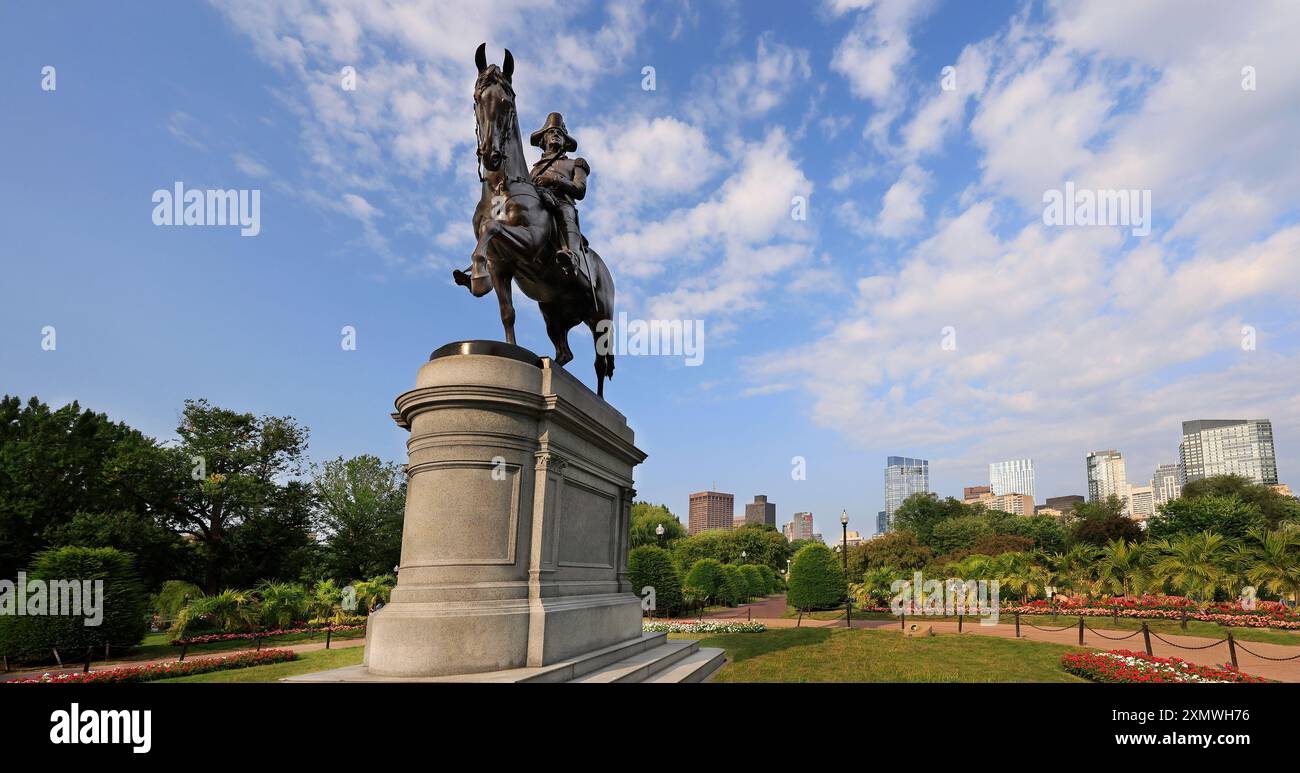 Boston, 27 septembre 2024, États-Unis : statue de George Washington et horizon de Boston dans public Garden, États-Unis Banque D'Images