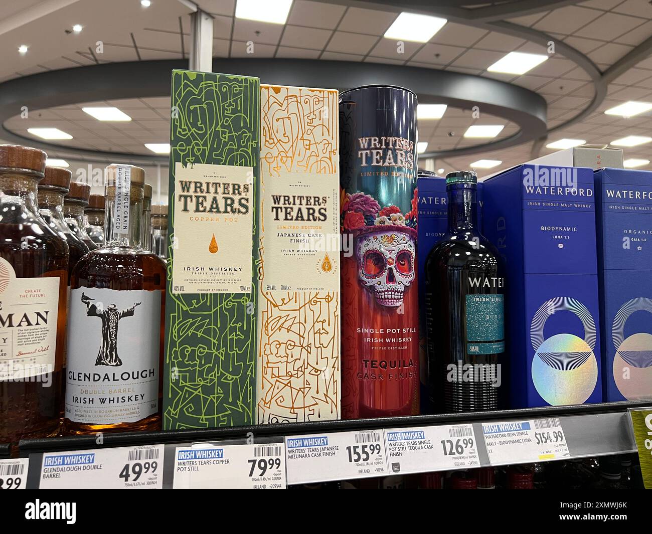 Coquitlam, BC, Canada - 27 juillet 2024 : vente de bouteilles de vin et de whisky dans le magasin BC Liquor. Banque D'Images