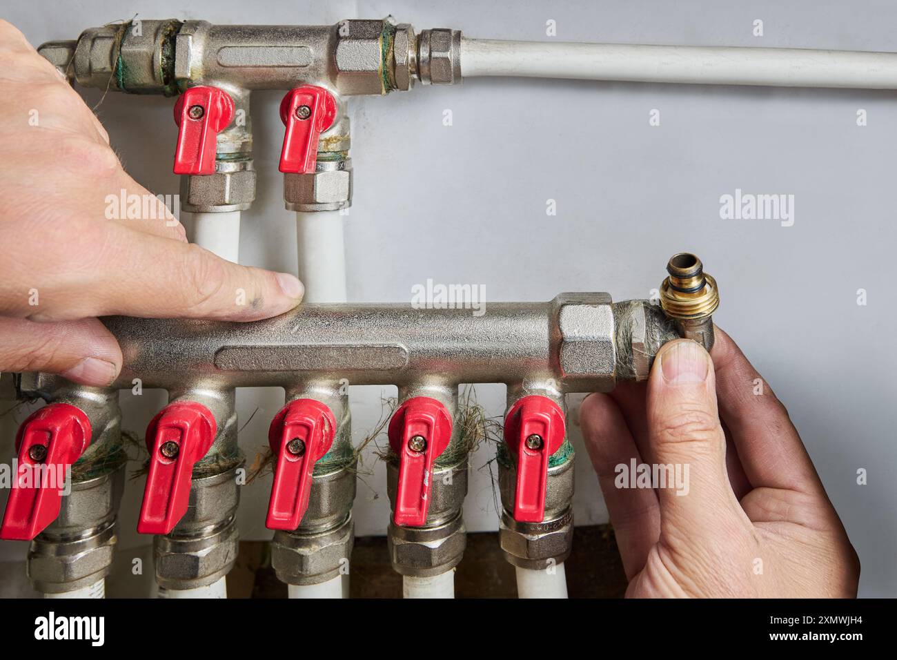 Réparation d'un collecteur avec vannes d'arrêt sur la distribution d'eau domestique. Banque D'Images