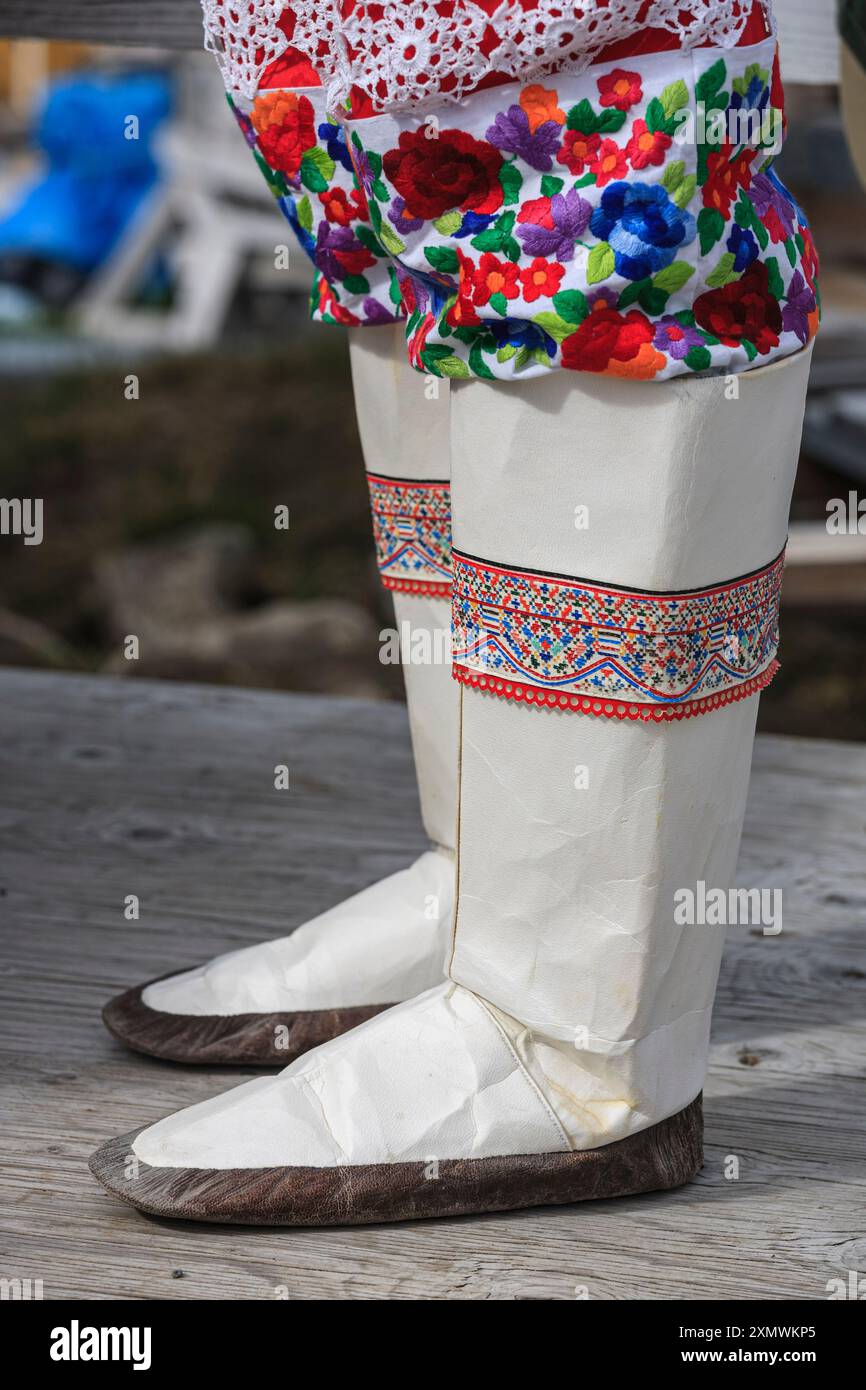 Femme porte la coutume traditionnelle groenlandaise, bottes, chaussures, Upernavik, Groenland Banque D'Images