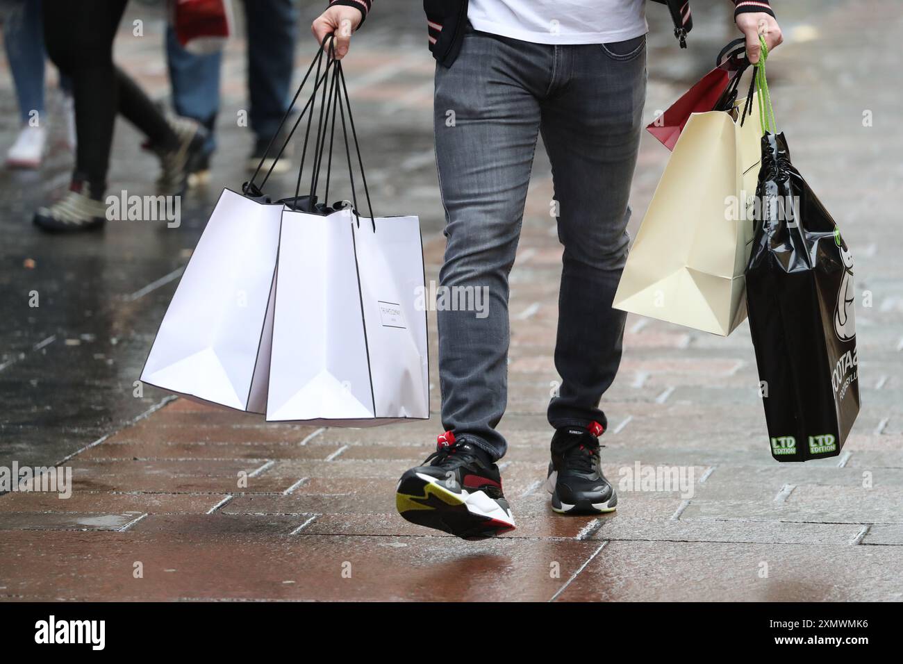 Photo du dossier datée du 22/12/19 des shoppers à Glasgow. L'inflation des prix de vente est restée inchangée en juillet après des mois de ralentissement dans un contexte d'avertissement d'incertitude à venir. L’inflation annuelle globale est restée à 0,2 %, inférieure à la moyenne sur trois mois de 0,3 % et à son taux le plus bas depuis octobre 2021, selon le British Retail Consortium (BRC)-NielsenIQ Shop Price Index. Date d'émission : mardi 30 juillet 2024. Banque D'Images