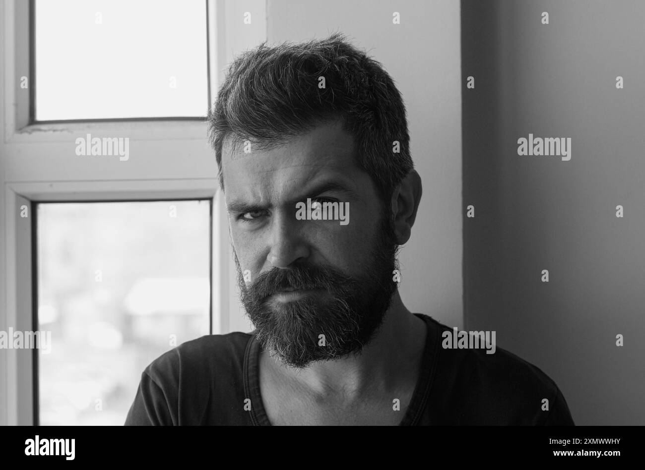 Portrait de l'homme beau.Homme brutal, visage sérieux de beau modèle masculin, concept de puissance et de force des hommes.Jeune gay. Banque D'Images