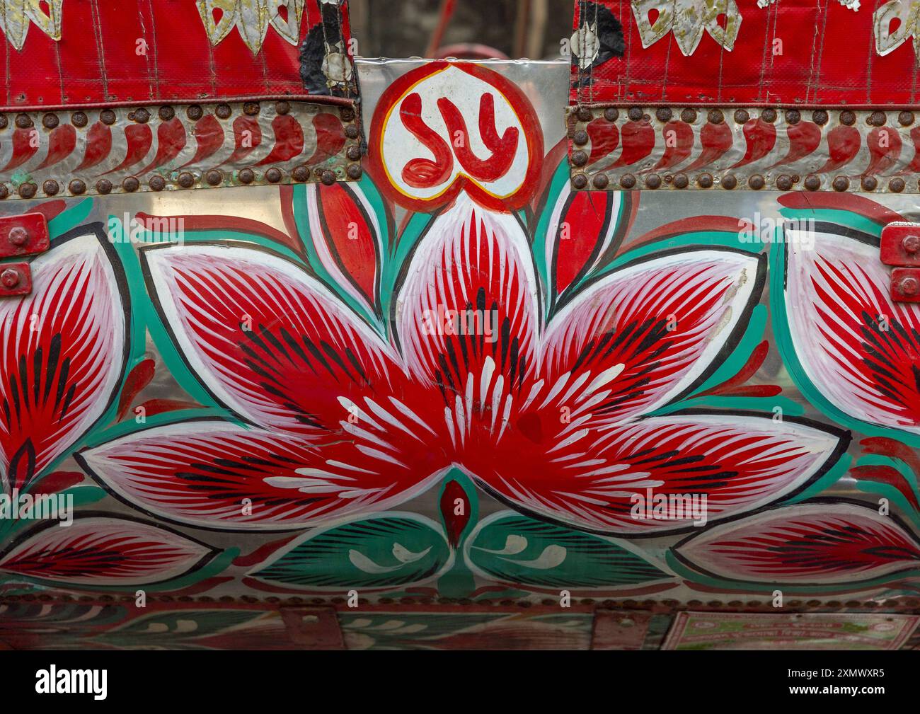 Pousse-pousse décoré de fleurs peintes, Division de Dhaka, Dhaka, Bangladesh Banque D'Images