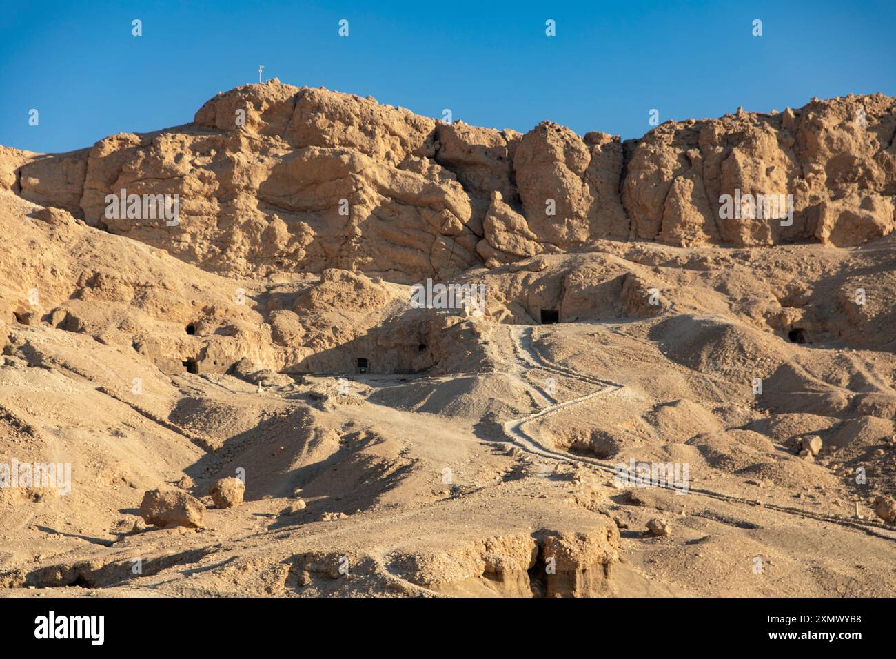 Découvrez la magie du désert égyptien au lever du soleil. Les sables dorés de la Vallée des Rois, près de Deir el-Bahari, ont été le site de comtés Banque D'Images