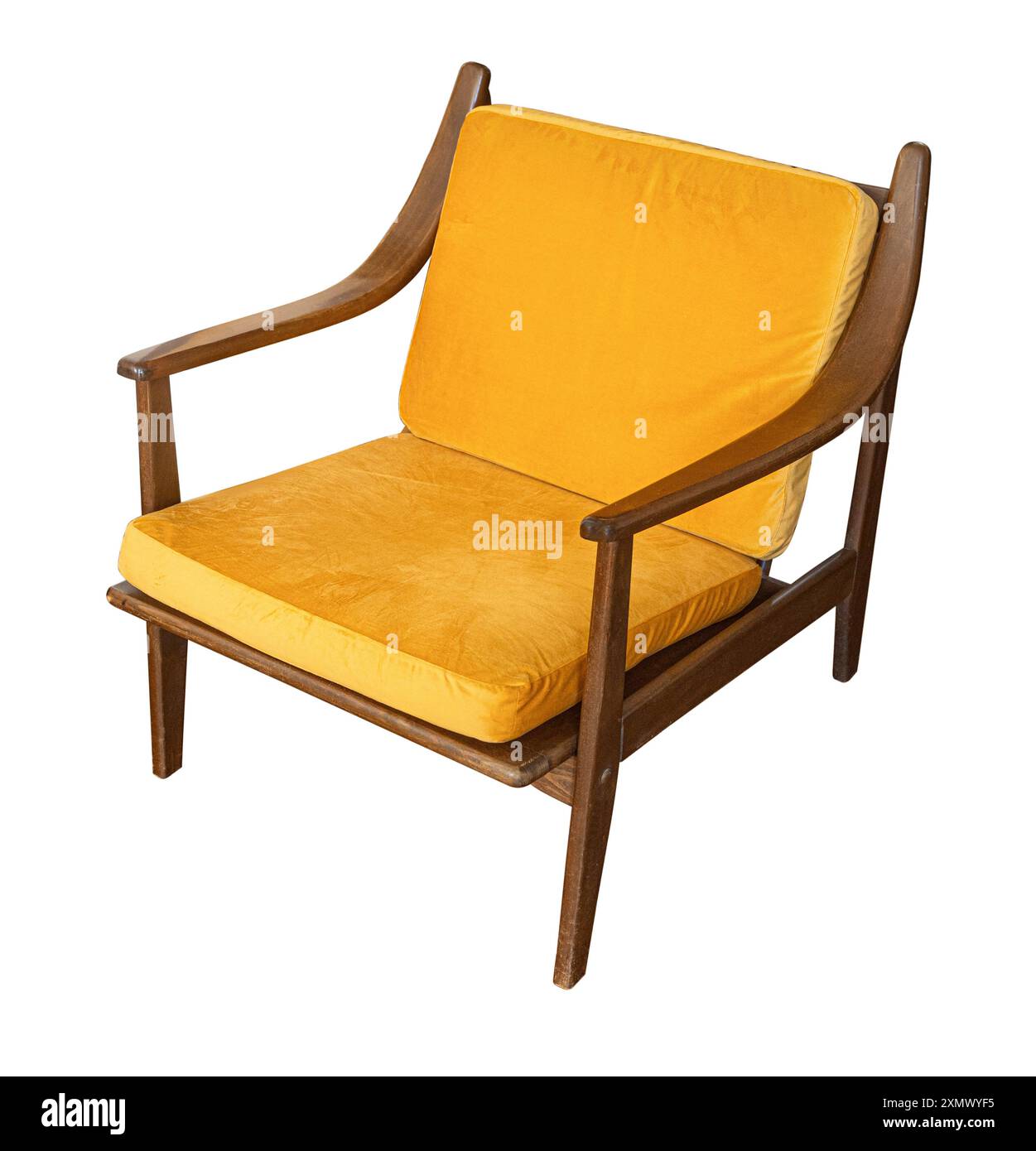 chaise en bois vide vintage avec un siège confort isolé sur fond blanc avec chemin de clipping Banque D'Images