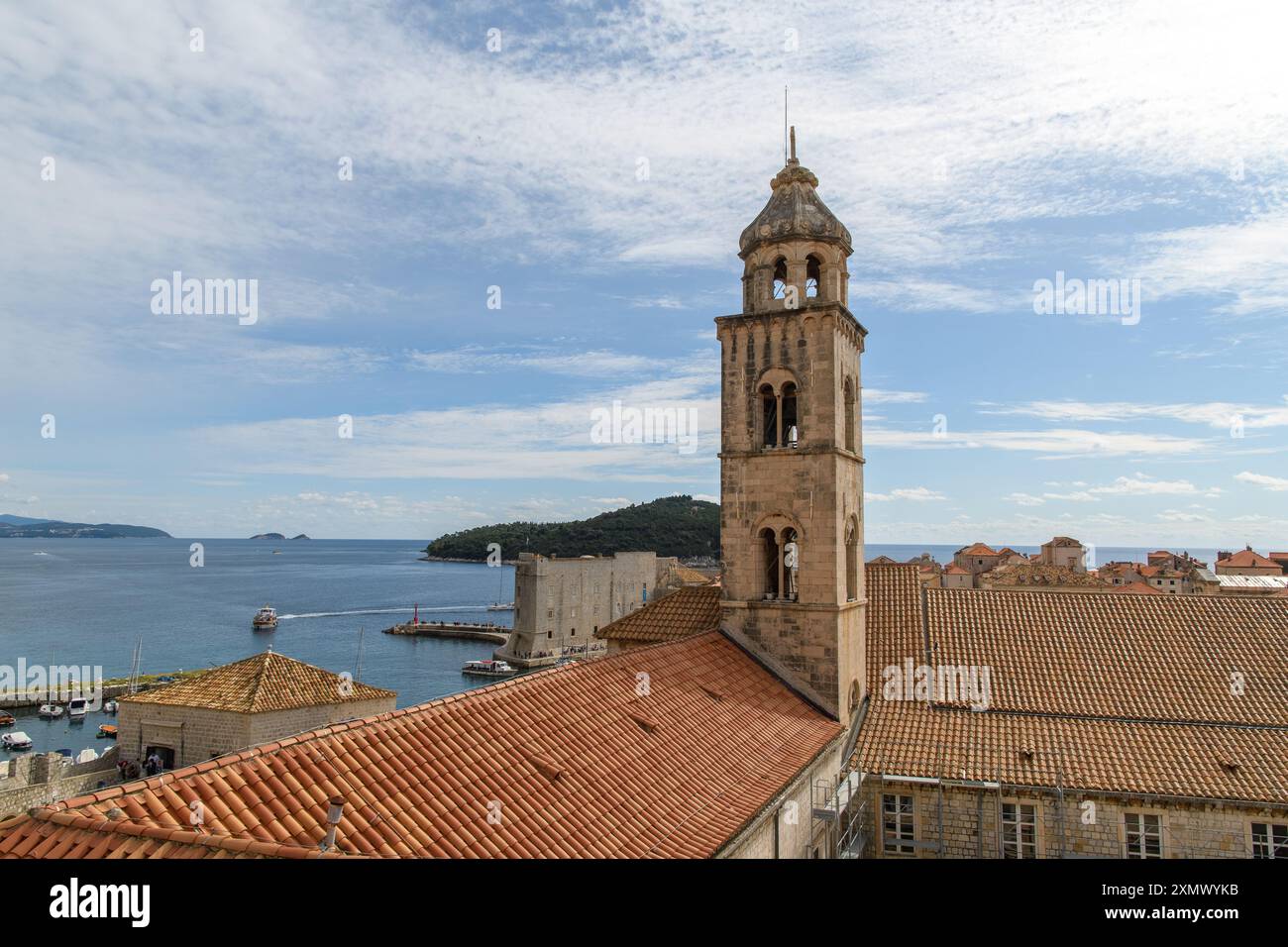 Dubrovnik, Croatie - 5 octobre 2019 : les touristes apprécient la vue panoramique sur les remparts historiques de la ville et la mer Adriatique. Banque D'Images