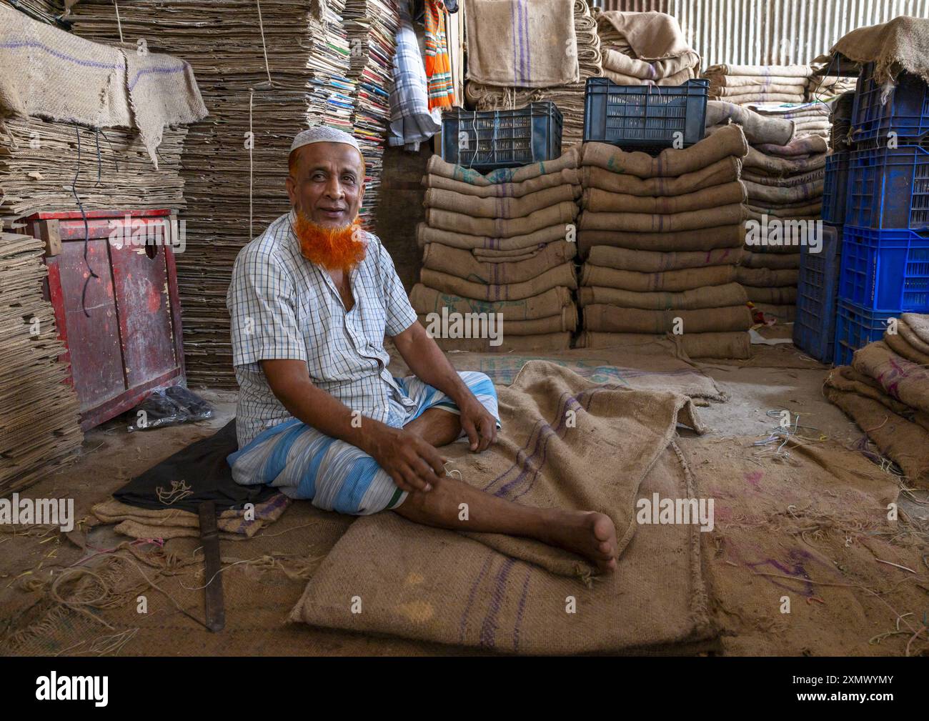 Homme bangladais avec une barbe teinte dans des sacs d'emballage au henné, Division de Dhaka, Dhaka, Bangladesh Banque D'Images